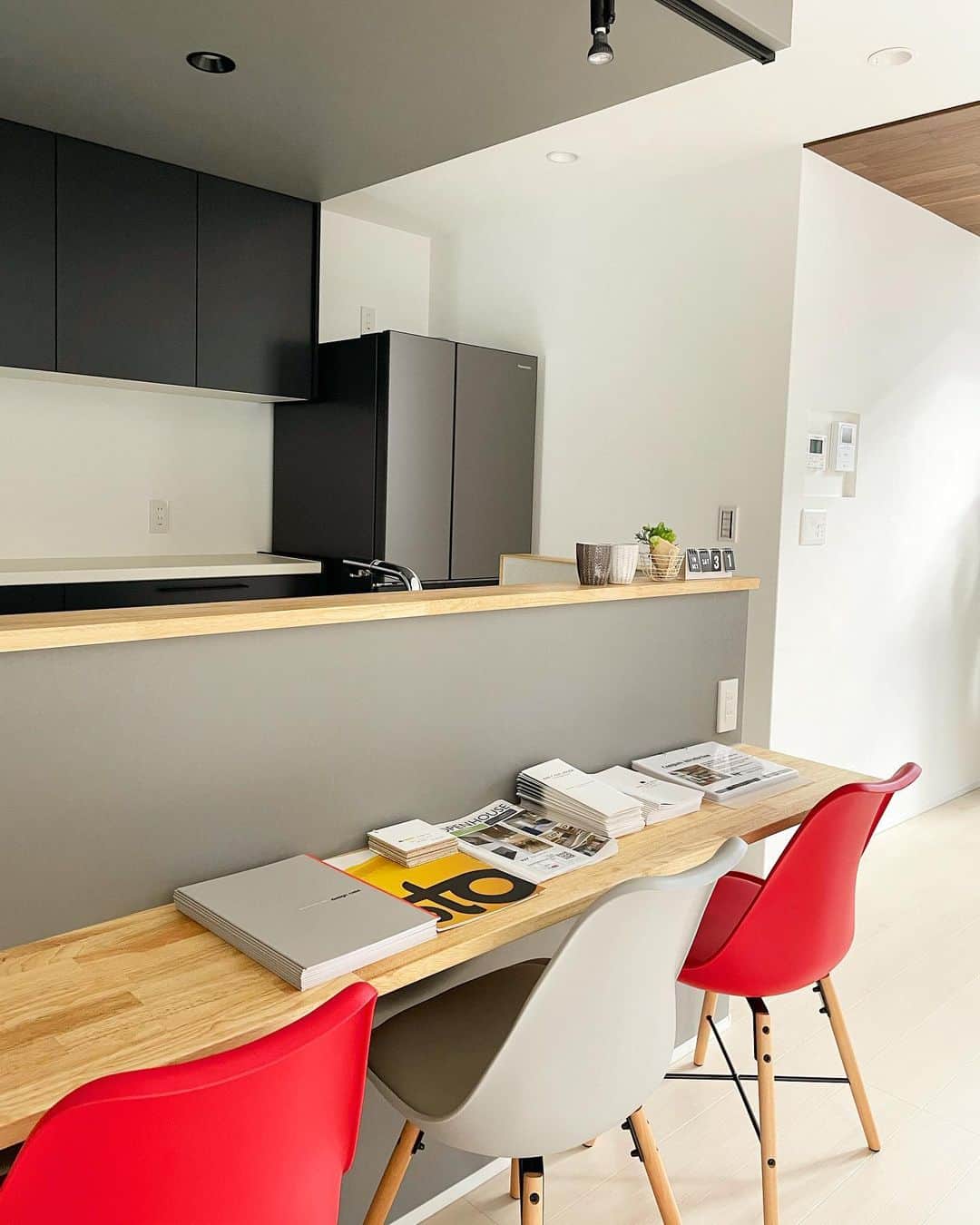 ONLY ONE HOUSE 株式会社 新谷組のインスタグラム：「H⃝A⃝P⃝P⃝Y⃝ H⃝A⃝L⃝L⃝O⃝W⃝E⃝E⃝N⃝  ˗ˏˋ 内覧会情報  ˎˊ˗  OPEN HOUSE  in 小浜 2020.10.31 sat  10:00-17:00 2020.11.01 sun  10:00-16:00  今回は両日とも一般公開🏴 ⚠️ご予約の枠が限られております。 ご予約はお早めに🏃🏻💨  お家づくりの参考になるポイントが盛り沢山の 内覧会となっておりますので、是非この機会に 実際にご覧になりご体感ください。  建築家と作る憧れの暮らし - A Special Life -  「家族の想いをより良いカタチに」 newest architect 他多数の有名建築家がご提案  今回はご来場につき1グループ様に1つ お米2キロプレゼント！！！  ぜひお越しください👩🏻‍💼✨  ※新型コロナウイルス感染拡大を考慮し、 ご予約優先とさせて頂きますので、 ご予約がない場合は、お待ちいただくことが ございますので何卒ご了承ください。  ☎ご予約頂ければスムーズにご案内が出来ます。 さらに・・・・・ ご予約特典もございます 何卒ご理解ご協力の程お願い申し上げます。　     . . ⚀ 本社TEL  0770-78-1255 ⚁ 事務所TEL  0770-59-2552 ⚂ E-Mail  shintanigumi@outlook.jp ⚃ 新谷組HP  http://www.shintanigumi.jg .  #新谷組#おおい町#舞鶴市#高浜町#小浜市#敦賀市#若狭町#美浜町#新築#一戸建て#外構工事#改修工事#シンプルライフ#マイホーム#マイホーム計画#注文住宅#デザイン住宅#自由設計#工務店#金属サイディング#無垢材#ジョリパット#家事楽動線#間取り」