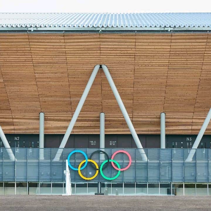 2020年東京オリンピックのインスタグラム：「The Ariake Gymnastics Centre has won a Minister of the Environment Award. 🏆  This award recognises structures that have exceptionally utilised wood and this venue has seen the most intensive use of timber out of all the #Tokyo2020 venues. 🏟️  At Tokyo 2020, Olympic artistic, rhythmic and trampoline gymnastic events, as well as Paralympic boccia will be played at the Ariake Gymnastics Centre.   #UnitedByEmotion 🌏 @olympics @paralympics @figymnastics   📸 Photo by Tokyo 2020 / Uta MUKUO」