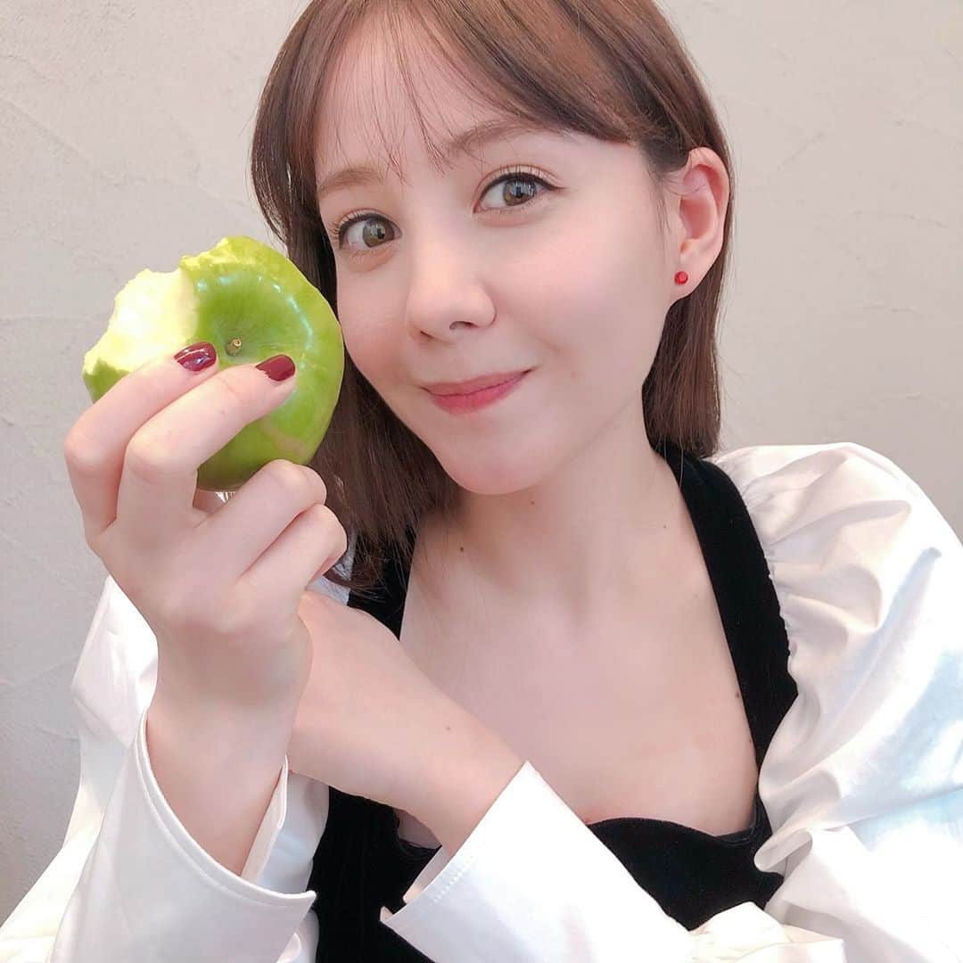 トリンドル玲奈さんのインスタグラム写真 - (トリンドル玲奈Instagram)「おやつに食べたりんご🍏  しゃきしゃきが好みです☺️ こちらは、はつ恋ぐりんというりんごです🍏💁🏻」10月30日 19時21分 - toritori0123