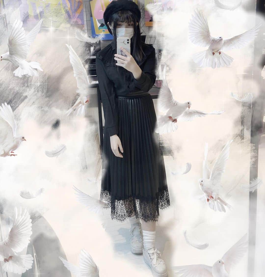東雲れいかのインスタグラム：「. . ふわもこベレー帽被れる季節なった、はぴ^ - ^❤︎ . . . . . . . . . .  #ベレー帽　#black #swankiss #秋冬コーデ　#ootdfashion #yosuke #黒コーデ #黒髪ロング #ストレートヘア #japaneseculture #zara #gothicfashion」