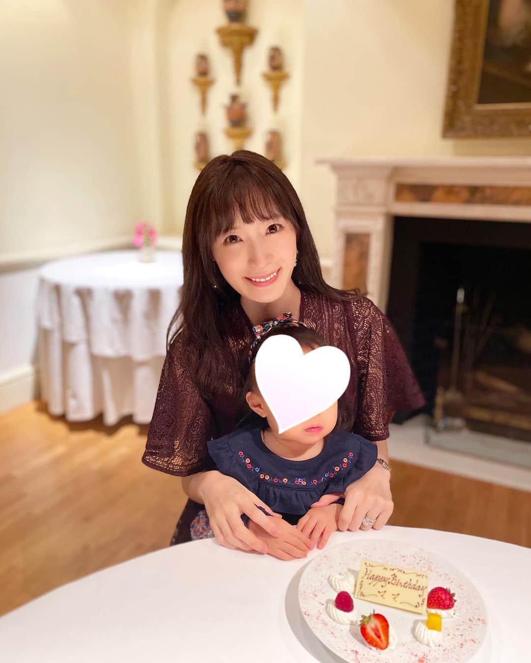 小林真由のインスタグラム：「いちごを見つけて目を輝かせる娘と﻿せっかくの素敵なところで写真を撮りたい私🍓﻿ 家族でゆっくり、楽しかった♡  ﻿ #フレイアイディー #ルブタン #ファミリア #ママコーデ #子供服 #女の子ママ #男の子ママ #ママライフ #1歳 #生後2ヶ月 #ベビー #二人育児 #ディナー #オーベルジュドリルトーキョー #誕生日 #バースデー #frayid #louboutin」