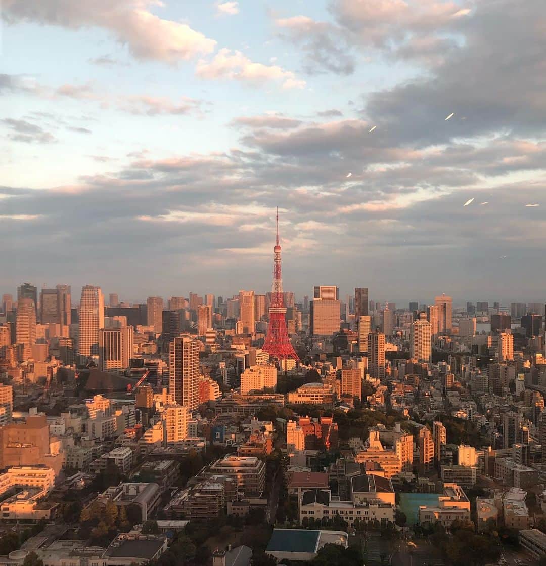 阿部洋子さんのインスタグラム写真 - (阿部洋子Instagram)「🗼 スタジオからの眺め。 パリっぽい🎶  今週も #allgood813 お聞きいただき、 ありがとうございました！  #thankyou  #tokyotower  #sunset  #nofilter」10月30日 19時24分 - hirocoring