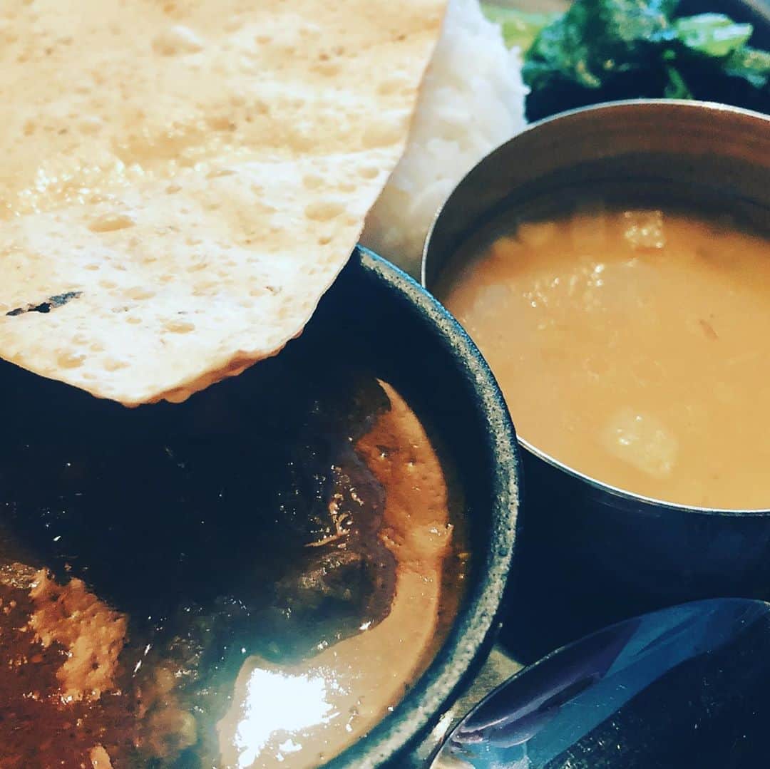 阿部洋子さんのインスタグラム写真 - (阿部洋子Instagram)「🍴🍛🍴 きのうの。  あゆみんと、久々にlunch。 ここのところ、 ヨガレッスンはオンラインだったから、 リアルに会うのはお久しぶり。 生身はいいね😊  はじめましてのネパール料理。 日替わりランチプレートは、 マトンのカレー。  いろいろまぜまぜして、 複雑な味わいに変化して美味しかったー！  チャイも美味しくて。 ごくごく飲んだ。 次はディナーで行ってみたいな。  #lunch #curry #ネパール料理 #チャイ   ごはんの上に乗ってる、 豆のおせんべい、何枚でもいけそう。 これで飲めるな。」10月30日 19時36分 - hirocoring