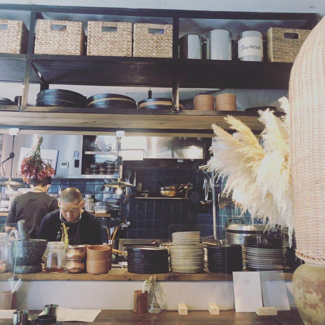 阿部洋子さんのインスタグラム写真 - (阿部洋子Instagram)「🍴🍛🍴 きのうの。  あゆみんと、久々にlunch。 ここのところ、 ヨガレッスンはオンラインだったから、 リアルに会うのはお久しぶり。 生身はいいね😊  はじめましてのネパール料理。 日替わりランチプレートは、 マトンのカレー。  いろいろまぜまぜして、 複雑な味わいに変化して美味しかったー！  チャイも美味しくて。 ごくごく飲んだ。 次はディナーで行ってみたいな。  #lunch #curry #ネパール料理 #チャイ   ごはんの上に乗ってる、 豆のおせんべい、何枚でもいけそう。 これで飲めるな。」10月30日 19時36分 - hirocoring