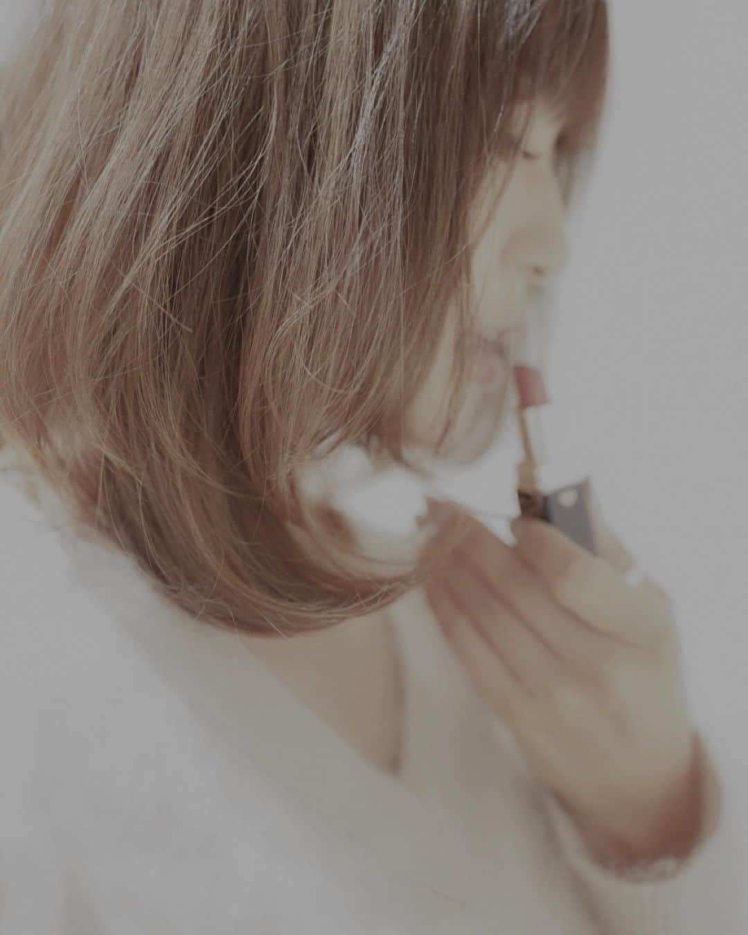 紺谷みえこさんのインスタグラム写真 - (紺谷みえこInstagram)「𝐶𝑎𝑠ℎ𝑚𝑒𝑟𝑒 𝑀𝑎𝑡𝑡𝑒💄  上品な光沢感、柔らかなRedでしっとりとした保湿力。「ルージュアレーブル カシミア」  繊維の宝石とも呼ばれるカシミアの魅力を そのまま唇にまとえるというコンセプトも素敵。 105番「フラワーパワー」という名前も愛らしい。  ケバケバしたくない赤がすきな方におすすめです。 ちょうど今日は　@chaos_tokyo.jp  のカシミアニットだったので、すき✖︎すきの日でした。  #カシミア好き　  #ファッション　#白　#カシミア好き　#ニット　#大人コーデ　#お気に入り　#モデル　#白黒　#メイクアップ　#口紅　#クレドポーボーテ  #コスメ　#カオス　#cashmere #chaos #cledepeaubeaute #makeup  #tops #fashion  #likes #model ##knit  #photography  #monochrome」10月30日 19時29分 - mieko113081