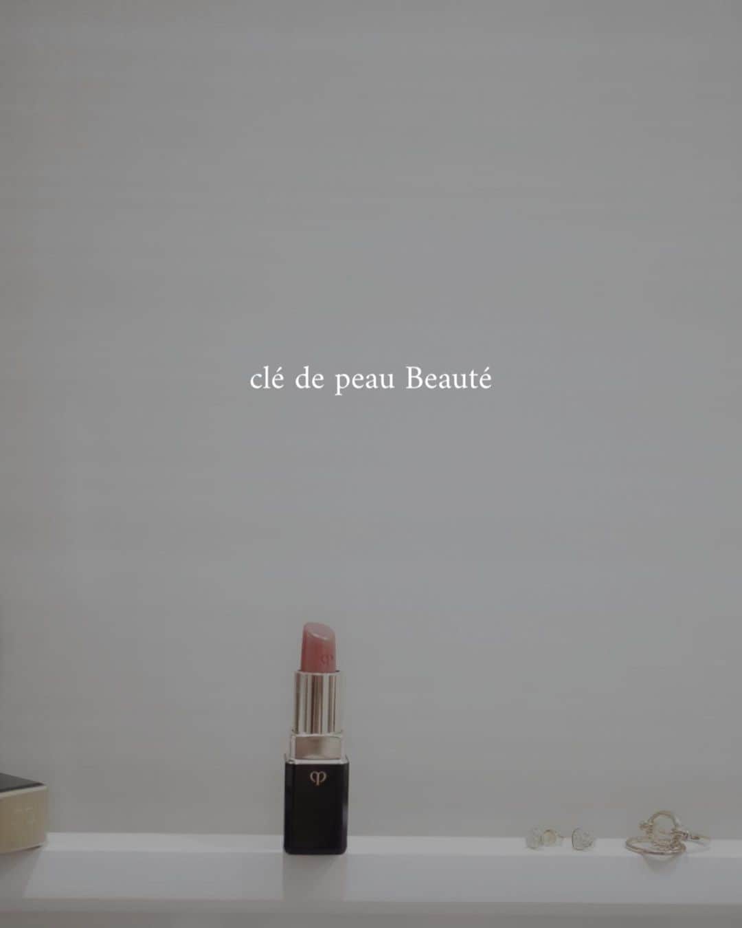 のインスタグラム：「𝐶𝑎𝑠ℎ𝑚𝑒𝑟𝑒 𝑀𝑎𝑡𝑡𝑒💄  上品な光沢感、柔らかなRedでしっとりとした保湿力。「ルージュアレーブル カシミア」  繊維の宝石とも呼ばれるカシミアの魅力を そのまま唇にまとえるというコンセプトも素敵。 105番「フラワーパワー」という名前も愛らしい。  ケバケバしたくない赤がすきな方におすすめです。 ちょうど今日は　@chaos_tokyo.jp  のカシミアニットだったので、すき✖︎すきの日でした。  #カシミア好き　  #ファッション　#白　#カシミア好き　#ニット　#大人コーデ　#お気に入り　#モデル　#白黒　#メイクアップ　#口紅　#クレドポーボーテ  #コスメ　#カオス　#cashmere #chaos #cledepeaubeaute #makeup  #tops #fashion  #likes #model ##knit  #photography  #monochrome」