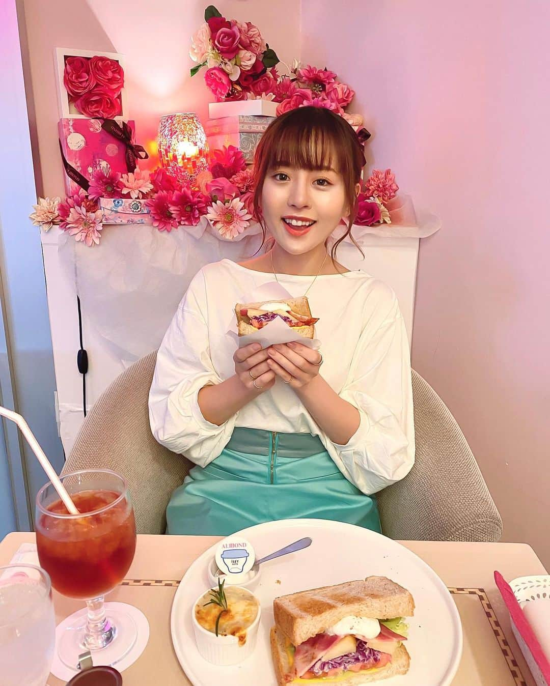 真衣ひなのさんのインスタグラム写真 - (真衣ひなのInstagram)「「日本ルナ×六本木アマンド試食会」 六本木アマンドさまにお声がけ頂き、 期間限定コラボメニューの試食会に 参加させて頂きました🍽  ★カラダをつくるBLTホットサンド ★カラダうれしいスキルカルボナーラ ★カラダよろこぶスキルリングシュー  高たんぱく脂肪0の「イーセイスキル」を 生クリームの代わりに使用した、 【身体に良いメニュー】と聞いて来たけど‥ ……あれ？美味しい。笑笑 当日は厳しい意見を求められましたが、 正直、どれも美味しかったですし 特にリングシューはまた食べたいなぁ🗣 コラボメニューは11/1〜1ヶ月間とのこと。 アマンドさんへは初来店でしたが、 ピンクを基調とした店内が可愛くて 照明も良い感じでした！←結構大事よね🤫 . #六本木駅近 #ピンクの旗が目印 #ときめきと熱意のあるお店でした  ☑︎アメブロ更新しました 「日本ルナ×六本木アマンド試食会」  ☑︎オンラインサロンtumugu動画配信しました」10月30日 19時30分 - hinano_mai