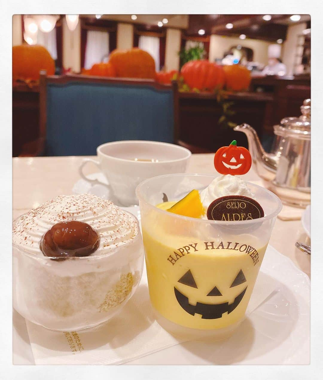 真坂美帆さんのインスタグラム写真 - (真坂美帆Instagram)「⋆❁.* ・ カフェめぐり…♡ ・ カフェめぐり、ハロウィン🎃✨ 今回のカフェは成城学園前駅近くにある成城アルプス。 ・ 成城アルプス ★営業時間★ 9:30〜19:00 サロン営業時間 10:00～18:00 ※ラストオーダー17:30 火曜定休 ※祭日にあたる場合は営業 ・ ポティロン(かぼちゃケーキ) マロンシャンテリーと紅茶にしてみました♡ どちらも程よい甘さで美味しいです。 マロンシャンテリーの中身は、スポンジかなぁと思っていたのですが……なんとマロン🌰✨ 栗好きにはたまらないケーキでした(*´˘`*) ・ #cafe #café #カフェ #カフェめぐり #カフェ巡り #東京カフェ #成城学園前カフェ #成城学園前 #スイーツ #秋スイーツ #ハロウィン #ハロウィンケーキ #可愛い」10月30日 19時34分 - miho.sakurazaka_mii