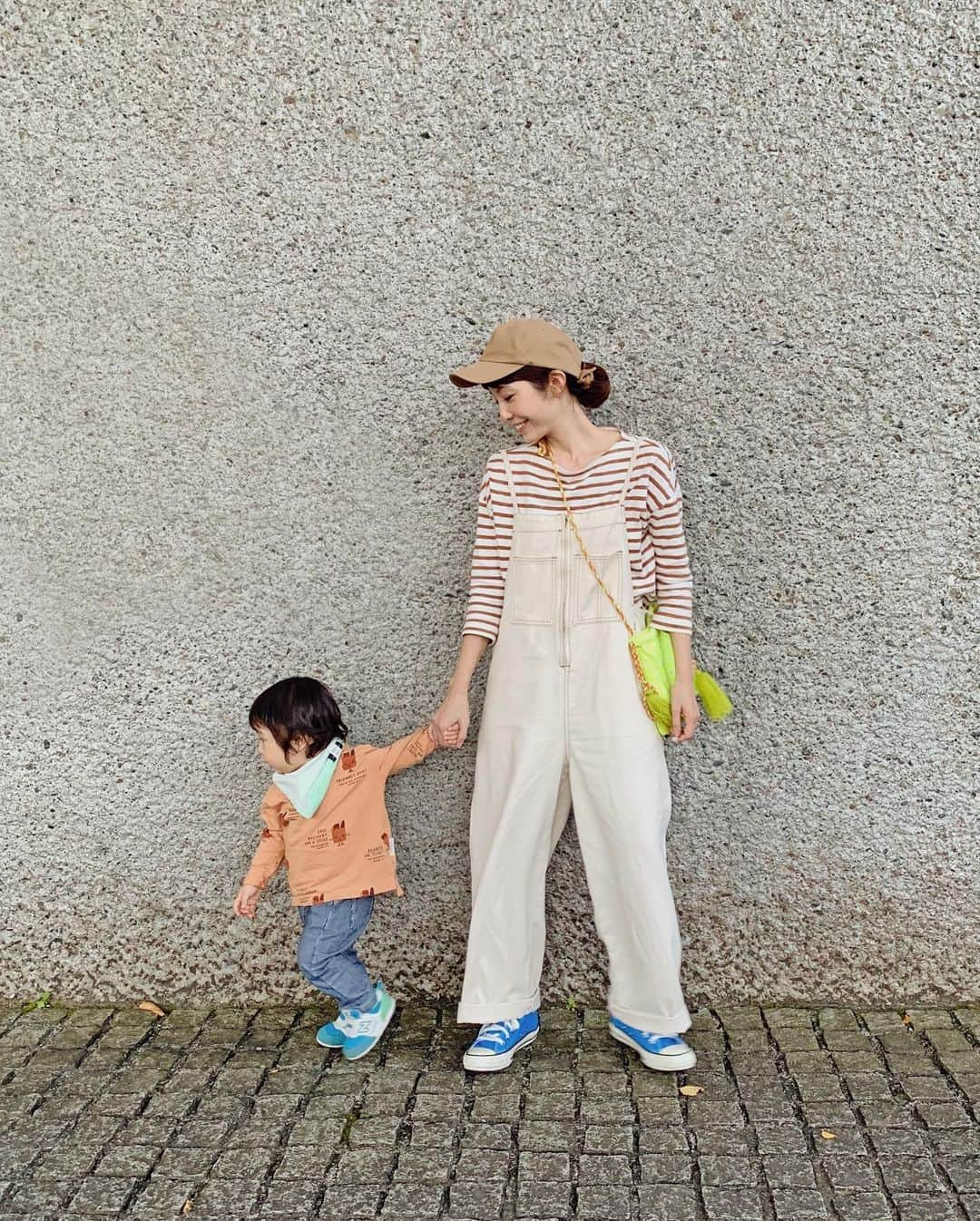 むらたさきさんのインスタグラム写真 - (むらたさきInstagram)「♡♡ ． 母子の定点観測🤳🥰 ． (初！立っちにて並んだ💃🕺) ． ． ． 新調した、プチプラサロペット♡ ． すぐに汚してしまいそう🙈なので、 今までは明るい色はベージュまでにしておこうかな…と 勝手に決めとったけれど、 アイボリーに挑戦してみました🙌🥰✨ ． 可愛くて、合わせやすくて、大正解💮🎊 ． ． (公園で滑り台を滑らなければ😂) 汚れはほぼ気にならないことも判明🙆‍♀️👍🎊 ． ． ． 洋服のブランドは、写真にタグ付けしました🏷🙏🐻♡ ． ． ． ． サンちゃん👶はたくさん歩けるようになってきて、 効果音で言うと、 ヨチヨチから“のしのし・トテトテ”に👟🦖🥰 ． 抱っこから降りると、 気になるもの目がけて一目散に向かって行く🌿🐗 ． 前を歩く兄ちゃんを追いかけとる👬🏃‍♂️♡ (4枚目) ． ． ． ． ． ． ． 今週は長男の運動会が開催されて、 友達との様子や一生懸命走ったり踊ったりする姿が見られて、 「あぁ可愛かったねぇ🥺💘」と父母ホロホロ♡ ． ． 学年別で1時間ちょっとの時間だったけれど、 開催してもらえただけでありがたい🙏🥰🎊 ． 全力走の順位を見定める係の 高学年のお兄さんお姉さんたちの任務を全うする姿にも なんだか泣けてしまって、 全校生徒での運動会だったら、 バスタオルを肩に巻いて参加しないといけないくらいに 汗と涙とホルモンが…🙌🥺😭💘😂笑 ． ． ． 閉会式＆勝敗発表は 全学年が終わってから校内でビデオ上映を行うそうで、 小学生初の運動会は新しい形👍🥰🏅💮 ． ． ． ． ． ． ． ． ． ． ． #7歳 #4歳 #1歳1ヶ月 #9月10日生まれ #三兄弟 の三男👶 ． #156cm」10月30日 19時35分 - muratasaki