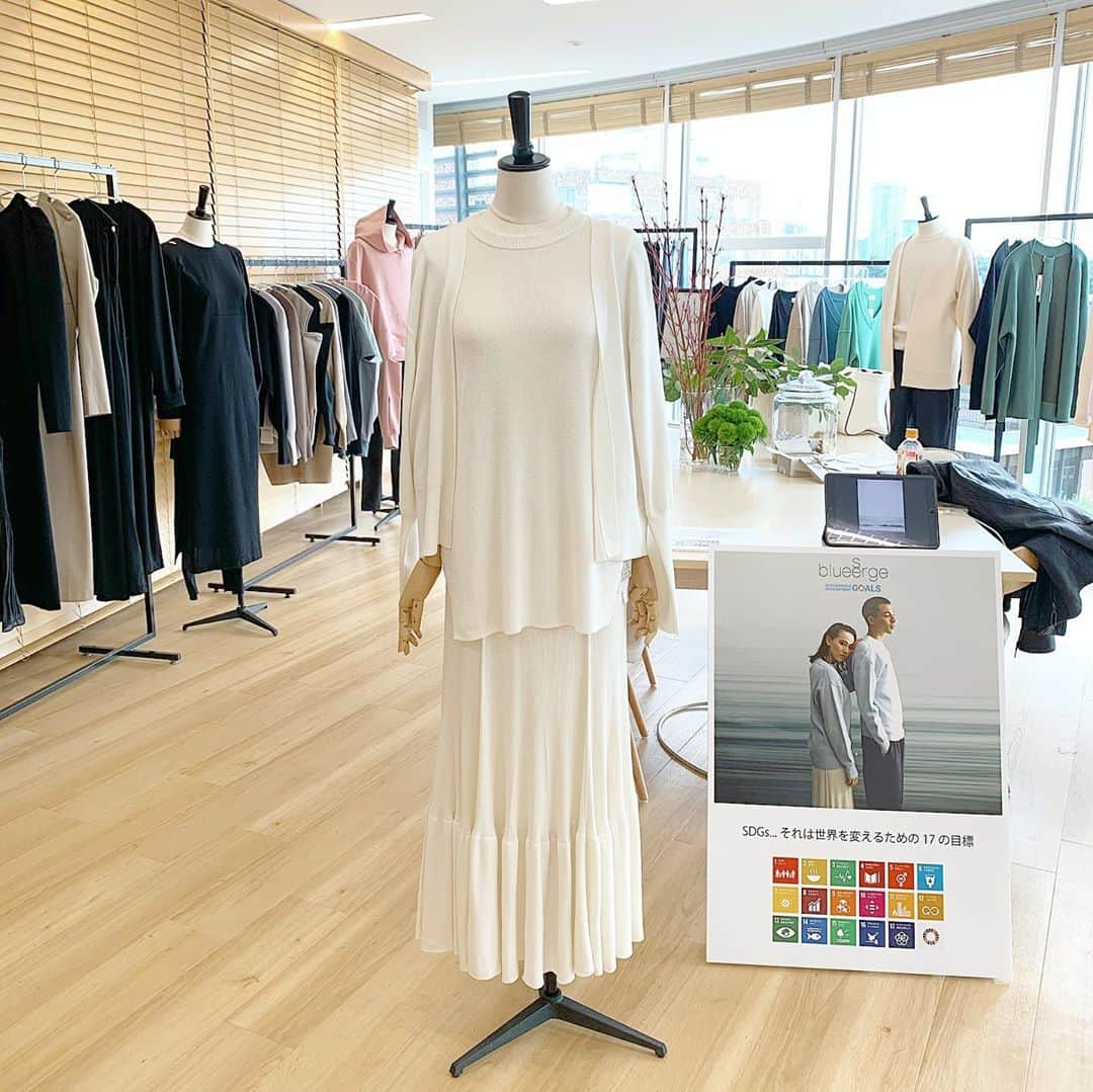 筒井萌子のインスタグラム：「* 先日、お友達がやっているブランドの展示会へ𖤐˒˒ 新しいブランドです @blueserge_official  シンプルでとっても可愛い◡̈⋆ 沢山オーダーしました𓂃 𓈒𓏸❁⃘ メンズのパーカーとかもすごく可愛い♪♪ 大量生産をしてないから良い生地使ってるのに リーズナブルなのがすごく良い🥺 MA-1もレトロで可愛い。。。♡  ⑅∙˚┈┈┈┈┈┈┈┈┈┈┈┈˚∙⑅  sustainable background  大量生産・廃棄を止め、地球の未来を見据えた生産背景が目標。環境に配慮された生産工程を経た生地を使用し、労働搾取に取り組む工場との取り組みに努めます。デッドストック素材にも着目いたします。  ⑅∙˚┈┈┈┈┈┈┈┈┈┈┈┈˚∙⑅  ・ #筒井萌子 #女優 #actress #モデル #model #岡山  #shooting #instagood #instalike #converse #撮影 #followme #instalike #ゴルフ #ゴルフ女子 #ゴルフコーデ #골프 #좋아요반사 #좋아요그램 #좋아요환영 #데일리그램 #패션 #오오티디 #카페」