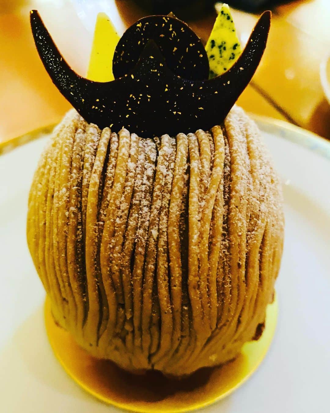のインスタグラム：「日本一ゴージャスなスィーツ女子会よ〜😍😃🍰🍰🍰✌️✌️✨✨✨✨✨✨✨✨✨  一個3300円のスーパーモンブラン‼️  1500円のマカロンいちごチョコレートケーキ‼️  1500円のスーパーメロンショートケーキ‼️  だって、美川と聖子と幸子だもの〜👩👩👩⤴️⤴️⤴️  お茶するときは　いつもホテルニューオータニ🏨ですけど〜 なにか⁈💦💦  おほほほほほ〜😅😅😅  笑。笑。 #ホテルニューオータニ東京  #パティスリーsatsuki  #日本一ゴージャスなスィーツ女子会 #まねだ聖子 #美川憲二 #まりもちゃん  #ものまね」