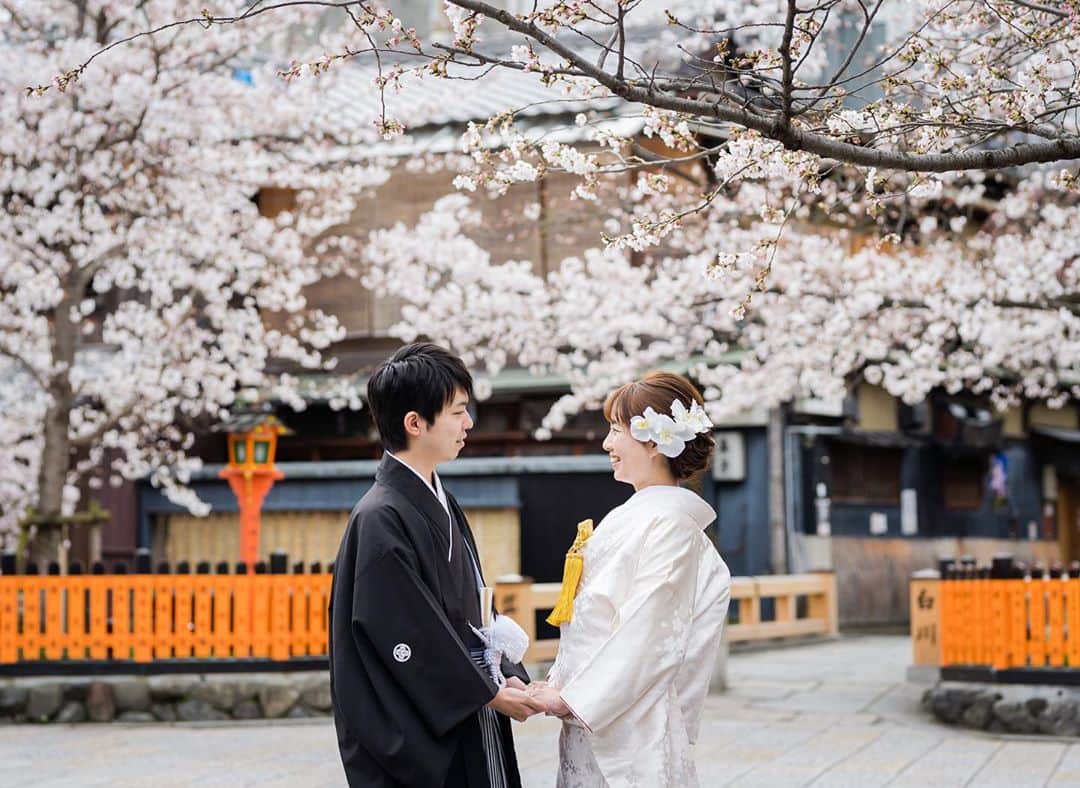 京都神社婚のインスタグラム：「京都神社婚は、衣装・着付け・ヘアメイク・当日のアテンド・写真撮影およびデータ・アルバムなど必要なものを全てセットで含んだサービスです◎ ・ 全てセットに含まれているため、予想外の追加料金はかかりません◎ 休日料金やハイシーズン料金もありません◎ ・ フォトスタジオが運営するプランですので、 お写真も高い品質のものをカタチに残していただけます◎ ・ 情勢の影響により、ご親族様との少人数での挙式をご検討されている新郎新婦様も多くいらっしゃると思います ・ 何から準備を進めるかなどわからないことも、まずはお気軽に、挙式のこと、ご相談ください◎ ・ ・ ・ ・ #Kyoto#京都Japan#和装#着物#白無垢#京都神社婚#和婚#神前式#神社挙式#結婚式#結婚#wedding#ウェディング#ブライダル#bridal#bride#結婚準備#結婚式準備#花嫁準備#プレ花嫁#花嫁#instawedding#幸せ#weddingphotographer#撮影#スタジオゼロ」