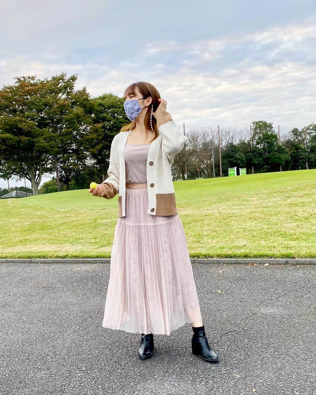 岩根沙恵子?さえみるさんのインスタグラム写真 - (岩根沙恵子?さえみるInstagram)「⛳️ゴルフ帰りコーデ🏌️‍♀️❤︎ 楽ちん秋コーデにしてみました♪ . ニットで 1枚羽織ってちょうど良い季節🍁💓 . knit•••@kuih_store  このニットゆるっと着れて合わせやすい🥺♡ tops••• @randa_pic  skirt••• @noela_official  boots••• @zara  mask••• @antoinette__official . レーススカートに合わせて、 @seina__123 が作ったレースマスク😷💛 パールチェーンはネックレスにもなるの💓かわい！ . 4.5枚目のトップスもkuihst❤︎ 透け感かわいい！♡ パンツスタイルによく合う👖💓 . #ゴルフ帰り #ゴルフ女子 #ゴルフ場 #レースマスク #おしゃれマスク #クラウドファンディング #大人カジュアル #大人ファッション #大人可愛いコーデ  #プチプラファッション #モテ服 #デート服 #シンプルコーデ  #きれいめファッション #骨格診断ストレート #2色買い #デートコーディネート #プチプラコーデ #ゴルフ女子 #kuihst #シンプルコーデ #ザラジョ #ワンウェイゴルフクラブ #ゴルフ大好き #ゴルジョモ #golfstagram」10月30日 19時42分 - saemiltiii