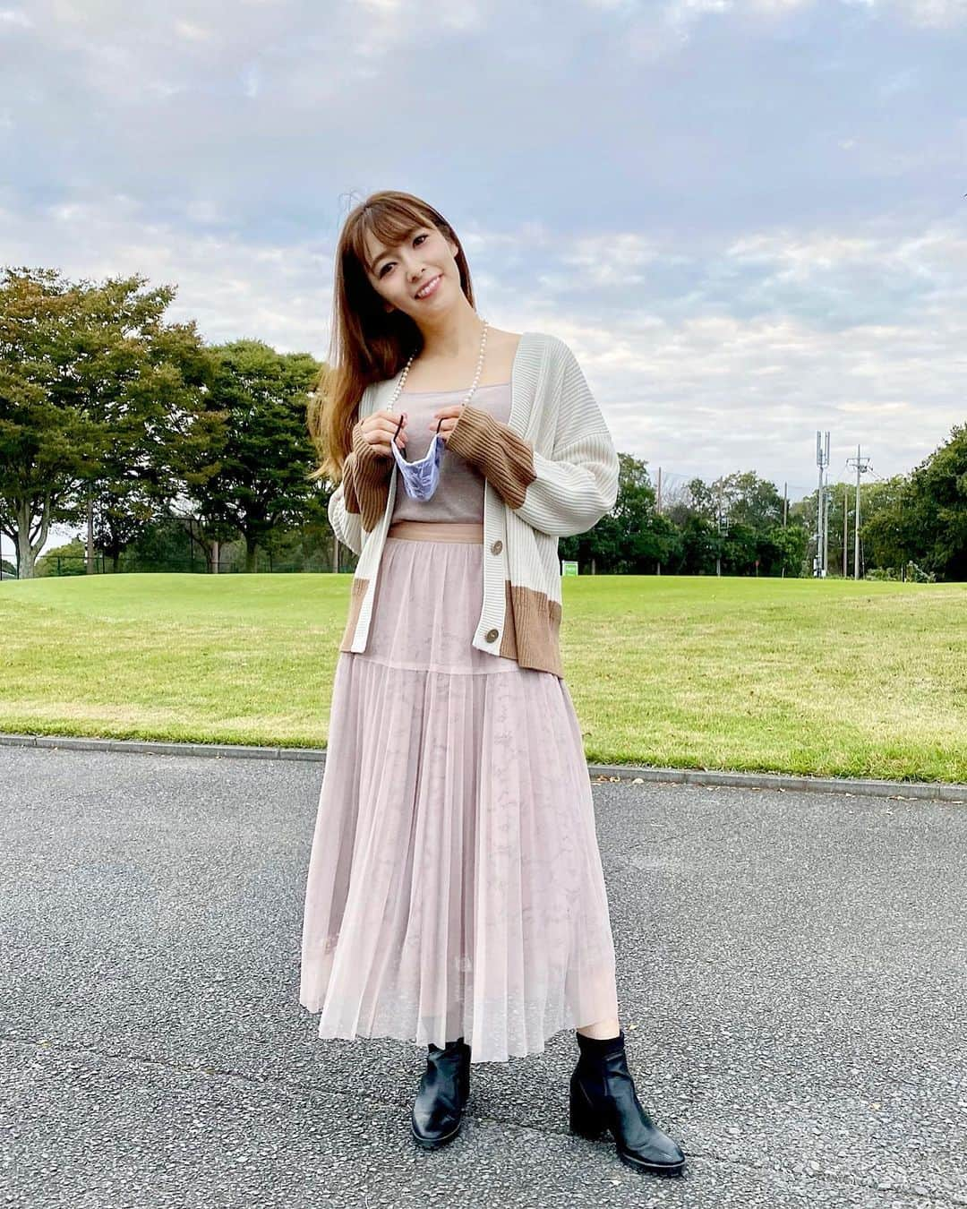 岩根沙恵子?さえみるさんのインスタグラム写真 - (岩根沙恵子?さえみるInstagram)「⛳️ゴルフ帰りコーデ🏌️‍♀️❤︎ 楽ちん秋コーデにしてみました♪ . ニットで 1枚羽織ってちょうど良い季節🍁💓 . knit•••@kuih_store  このニットゆるっと着れて合わせやすい🥺♡ tops••• @randa_pic  skirt••• @noela_official  boots••• @zara  mask••• @antoinette__official . レーススカートに合わせて、 @seina__123 が作ったレースマスク😷💛 パールチェーンはネックレスにもなるの💓かわい！ . 4.5枚目のトップスもkuihst❤︎ 透け感かわいい！♡ パンツスタイルによく合う👖💓 . #ゴルフ帰り #ゴルフ女子 #ゴルフ場 #レースマスク #おしゃれマスク #クラウドファンディング #大人カジュアル #大人ファッション #大人可愛いコーデ  #プチプラファッション #モテ服 #デート服 #シンプルコーデ  #きれいめファッション #骨格診断ストレート #2色買い #デートコーディネート #プチプラコーデ #ゴルフ女子 #kuihst #シンプルコーデ #ザラジョ #ワンウェイゴルフクラブ #ゴルフ大好き #ゴルジョモ #golfstagram」10月30日 19時42分 - saemiltiii