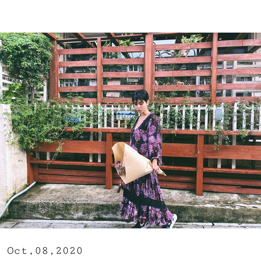 金城優華のインスタグラム：「そろそろ お花買いに行きたいな。  @flowerstsubame   #過去pic  #okinawa #flowers  #outfit   #お洒落さんとつながりたい  #筋トレ女子  の休日」
