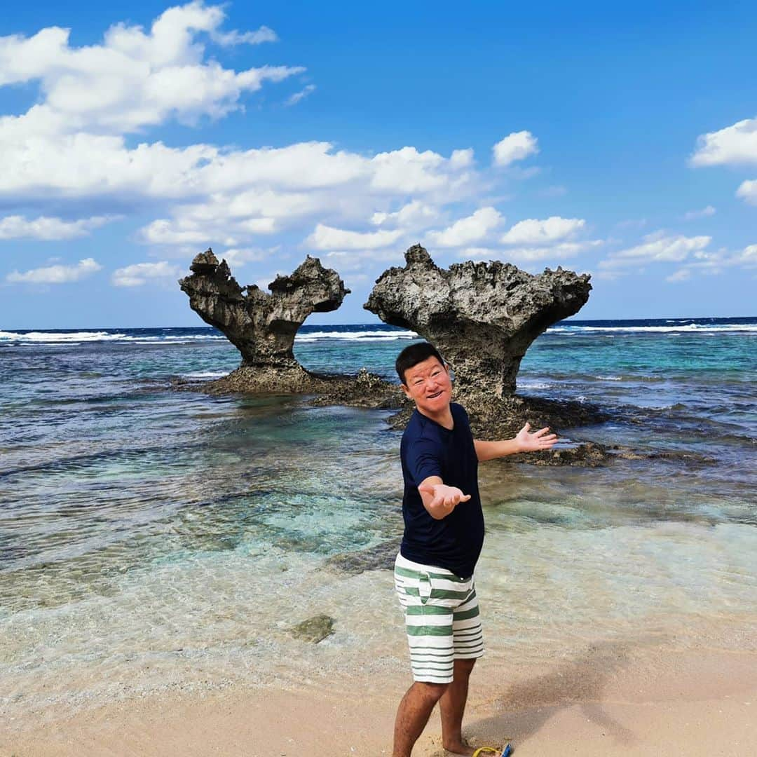 中園健士さんのインスタグラム写真 - (中園健士Instagram)「沖縄古宇利島のハートロックに。﻿ 嵐の撮影現場なので﻿ 松潤を意識して撮影してみました。﻿ 【僕がサラリーマンだったら何をするか？】﻿ 多分僕の人生で会社員をやることは﻿ 二度とないと思いますが﻿ （それは物販と情報発信を﻿ マスターしてるからです。﻿ 何か失敗したとしてもクレカ一枚で﻿ また稼げる技術があります）　﻿ ﻿ 僕が物販も情報発信も知らない﻿ お金もない、という状況で﻿ 就職をしなければいけない、﻿ のであれば僕が選ぶのは﻿ 賃貸不動産の営業マンです。﻿ 　﻿ 　　﻿ 別に不動産やなくてもいいのですが﻿ 完全フルコミッションの仕事を選びます。﻿ 　﻿ 　﻿ ボーナスとか退職金とかは﻿ 給料の後払いシステムなので﻿ 売上上げたら翌月には﻿ 貰える会社にいきます。﻿ 　　﻿ ﻿ 間違えても固定給の会社には﻿ 行かないです。﻿ 　　﻿ ﻿ そこ行くくらいなら﻿ 深夜の牛丼屋さんで﻿ バイト必死こいて﻿ 月３０万円以上稼ぎます。﻿ 　　﻿ ﻿ 更に会社選びも集客がめちゃくちゃ﻿ 成功してる会社を選ばないと﻿ 営業マンとしては稼げませんので﻿ 下調べは必ずします。﻿ 　﻿ 　﻿ そこで休みは月１日くらいにして﻿ ゲストハウスとかで暮らして﻿ 質素な生活を送って﻿ まずは軍資金を作ります。﻿ 　﻿ 　﻿ 多分１年やれば貯金最低でも﻿ ３００万円は作れます。﻿ （結果残せる人は）﻿ 　﻿ んでそれを元手にして﻿ その不動産会社から﻿ 優秀な営業マンを引っこ抜いて﻿ 独立します。﻿ 　﻿ 　﻿ 自分が営業マンでい続けることは﻿ 体力的にも組織化的にも良くないので﻿ 僕は集客やマネージメントに力を﻿ 入れていくと思います。﻿ 　　﻿ 　﻿ ﻿ あー、これ書いてて思ったのが﻿ 実際にやってきたことだわｗｗ﻿ 　﻿ ﻿ 借金背負った後に﻿ 賃貸不動産やでフルコミで働いて﻿ 独立して〜〜。﻿ 　　﻿ とｗｗ﻿ 　﻿ そこから物販の世界に﻿ 飛び込んだとさ。　﻿ 　﻿ そこから情報発信、﻿ 中園物販スクール、﻿ 中園物販会社、﻿ 中園有料コミュニティ﻿ という流れですね。  #ハートロック  #嵐cm  #会社員  #脱サラ在宅  #脱サラ女子  #脱サラ希望  #脱サラ成功  #脱サラしたい  #脱サラ  #脱サラ農家  #独立開業  #独立起業」10月30日 19時55分 - nakazono.kenji