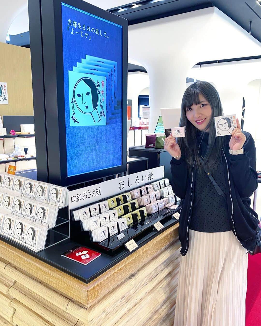 五位渕のぞみさんのインスタグラム写真 - (五位渕のぞみInstagram)「#よーじや の #三越銀座 POP UP STOREへ💄✨✨ @yojiya_official @ginza_mitsukoshi ㅤㅤㅤㅤㅤㅤㅤㅤㅤ  シンクロ元日本代表「#荒井美帆 さん」によーじやのフェイスカラーを使用したアイメイクのデモンストレーションと個別のメイクアドバイスもして頂きました🥰❤️ @mihoarai93 @ama.mihomakeup @_miho.makeup_ ㅤㅤㅤㅤㅤㅤㅤㅤㅤ ㅤㅤㅤㅤㅤㅤㅤㅤㅤ 100年以上にわたり京の美意識を守り育ててきた京都の老あぶらとり紙の「よーじや」が三越銀座店8階「Japan Duty Free GINZA」内特設コーナーで、10/1〜来年の1/12までの期間限定ショップがオープン💡﻿ ㅤㅤㅤㅤㅤㅤㅤㅤㅤ 看板商品「あぶらとり紙」をはじめ、日本の伝統色を用いた色物、紅筆をはじめとした伝統化粧具や化粧雑貨など、京化粧の伝統を受け継ぐ厳選した美粧品が😍💕 ㅤㅤㅤㅤㅤㅤㅤㅤㅤ よーじやの魅力を1冊に凝縮した「よーじや冬のスキンケアセット ミニBOOKつき」も本日10月30日(金)より数量限定にて発売。 ㅤㅤㅤㅤㅤㅤㅤㅤㅤ ㅤㅤㅤㅤㅤㅤㅤㅤㅤ 💚『よーじや 冬のスキンケアセット』💚 人気アイテム6種8品が試せる豪華セット 1セット　¥2,300＋税 https://www.yojiya.co.jp/ ㅤㅤㅤㅤㅤㅤㅤㅤㅤ なんと！！4,521円相当が入ってるの😵❣️  自分へのご褒美や、プレゼントにもオススメです💕 ㅤㅤㅤㅤㅤㅤㅤㅤㅤ 取扱店舗など詳細は👉bit.ly/3jm8ezh ㅤㅤㅤㅤㅤㅤㅤㅤㅤ ㅤㅤㅤㅤㅤㅤㅤㅤㅤ 💙「よーじや」期間限定ショップ💙 ✔️開催場所 三越銀座店　8階「Japan Duty Free GINZA」 ✔️開催日時 2020年10月1日(木) ～2021年1月12日(火) ✔️営業時間　10:00～20:00 ✔️イベントの詳細 http://www.yojiya.co.jp/news/detail/?id=145&ct=0&page=1 ㅤㅤㅤㅤㅤㅤㅤㅤㅤ ㅤㅤㅤㅤㅤㅤㅤㅤㅤ 1/12までの期間限定なので、 ぜひ期間内に足を運んでみてね😘💋  ㅤㅤㅤㅤㅤㅤㅤㅤㅤ ㅤㅤㅤㅤㅤㅤㅤㅤㅤ ㅤㅤㅤㅤㅤㅤㅤㅤㅤ ㅤㅤㅤㅤㅤㅤㅤㅤㅤ  ㅤㅤㅤㅤㅤㅤㅤㅤㅤ ㅤㅤㅤㅤㅤㅤㅤㅤㅤ ㅤㅤㅤㅤㅤㅤㅤㅤㅤ ㅤㅤㅤㅤㅤㅤㅤㅤㅤ ㅤㅤㅤㅤㅤㅤㅤㅤㅤ ㅤㅤㅤㅤㅤㅤㅤㅤㅤ #yojiya #よーじや #よーじやコスメ #三越銀座 #10月30日発売 #よーじや冬のスキンケアセット #京都生まれの美しさ #創業116周年感謝企画 #PR #ginza #秋メイク#ginzamitsukoshi #japandutyfreeginza #銀座 #京都コスメ #あぶらとり紙 #긴자　#メイク #cosmetics #新作コスメ #コスメ #メイク好きな人と繋がりたい #コスメ好きさんと繋がりたい #韓国メイク #메이크업 #インスタグラマー #インフルエンサー #뷰스타그램 #셀스타그램」10月30日 19時48分 - nonnon0319