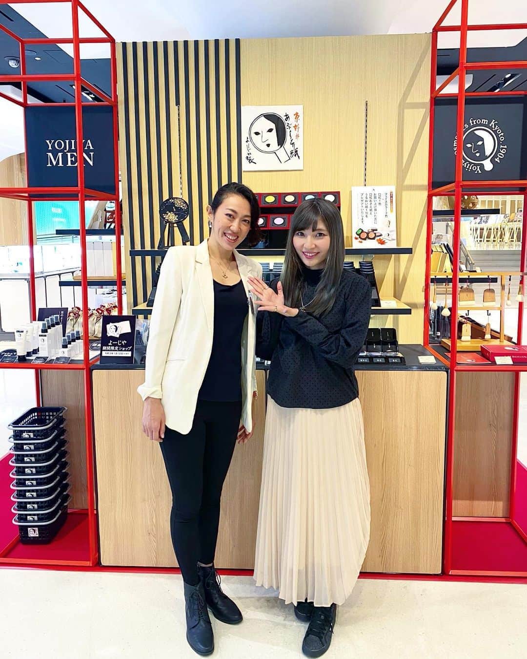 五位渕のぞみさんのインスタグラム写真 - (五位渕のぞみInstagram)「#よーじや の #三越銀座 POP UP STOREへ💄✨✨ @yojiya_official @ginza_mitsukoshi ㅤㅤㅤㅤㅤㅤㅤㅤㅤ  シンクロ元日本代表「#荒井美帆 さん」によーじやのフェイスカラーを使用したアイメイクのデモンストレーションと個別のメイクアドバイスもして頂きました🥰❤️ @mihoarai93 @ama.mihomakeup @_miho.makeup_ ㅤㅤㅤㅤㅤㅤㅤㅤㅤ ㅤㅤㅤㅤㅤㅤㅤㅤㅤ 100年以上にわたり京の美意識を守り育ててきた京都の老あぶらとり紙の「よーじや」が三越銀座店8階「Japan Duty Free GINZA」内特設コーナーで、10/1〜来年の1/12までの期間限定ショップがオープン💡﻿ ㅤㅤㅤㅤㅤㅤㅤㅤㅤ 看板商品「あぶらとり紙」をはじめ、日本の伝統色を用いた色物、紅筆をはじめとした伝統化粧具や化粧雑貨など、京化粧の伝統を受け継ぐ厳選した美粧品が😍💕 ㅤㅤㅤㅤㅤㅤㅤㅤㅤ よーじやの魅力を1冊に凝縮した「よーじや冬のスキンケアセット ミニBOOKつき」も本日10月30日(金)より数量限定にて発売。 ㅤㅤㅤㅤㅤㅤㅤㅤㅤ ㅤㅤㅤㅤㅤㅤㅤㅤㅤ 💚『よーじや 冬のスキンケアセット』💚 人気アイテム6種8品が試せる豪華セット 1セット　¥2,300＋税 https://www.yojiya.co.jp/ ㅤㅤㅤㅤㅤㅤㅤㅤㅤ なんと！！4,521円相当が入ってるの😵❣️  自分へのご褒美や、プレゼントにもオススメです💕 ㅤㅤㅤㅤㅤㅤㅤㅤㅤ 取扱店舗など詳細は👉bit.ly/3jm8ezh ㅤㅤㅤㅤㅤㅤㅤㅤㅤ ㅤㅤㅤㅤㅤㅤㅤㅤㅤ 💙「よーじや」期間限定ショップ💙 ✔️開催場所 三越銀座店　8階「Japan Duty Free GINZA」 ✔️開催日時 2020年10月1日(木) ～2021年1月12日(火) ✔️営業時間　10:00～20:00 ✔️イベントの詳細 http://www.yojiya.co.jp/news/detail/?id=145&ct=0&page=1 ㅤㅤㅤㅤㅤㅤㅤㅤㅤ ㅤㅤㅤㅤㅤㅤㅤㅤㅤ 1/12までの期間限定なので、 ぜひ期間内に足を運んでみてね😘💋  ㅤㅤㅤㅤㅤㅤㅤㅤㅤ ㅤㅤㅤㅤㅤㅤㅤㅤㅤ ㅤㅤㅤㅤㅤㅤㅤㅤㅤ ㅤㅤㅤㅤㅤㅤㅤㅤㅤ  ㅤㅤㅤㅤㅤㅤㅤㅤㅤ ㅤㅤㅤㅤㅤㅤㅤㅤㅤ ㅤㅤㅤㅤㅤㅤㅤㅤㅤ ㅤㅤㅤㅤㅤㅤㅤㅤㅤ ㅤㅤㅤㅤㅤㅤㅤㅤㅤ ㅤㅤㅤㅤㅤㅤㅤㅤㅤ #yojiya #よーじや #よーじやコスメ #三越銀座 #10月30日発売 #よーじや冬のスキンケアセット #京都生まれの美しさ #創業116周年感謝企画 #PR #ginza #秋メイク#ginzamitsukoshi #japandutyfreeginza #銀座 #京都コスメ #あぶらとり紙 #긴자　#メイク #cosmetics #新作コスメ #コスメ #メイク好きな人と繋がりたい #コスメ好きさんと繋がりたい #韓国メイク #메이크업 #インスタグラマー #インフルエンサー #뷰스타그램 #셀스타그램」10月30日 19時48分 - nonnon0319