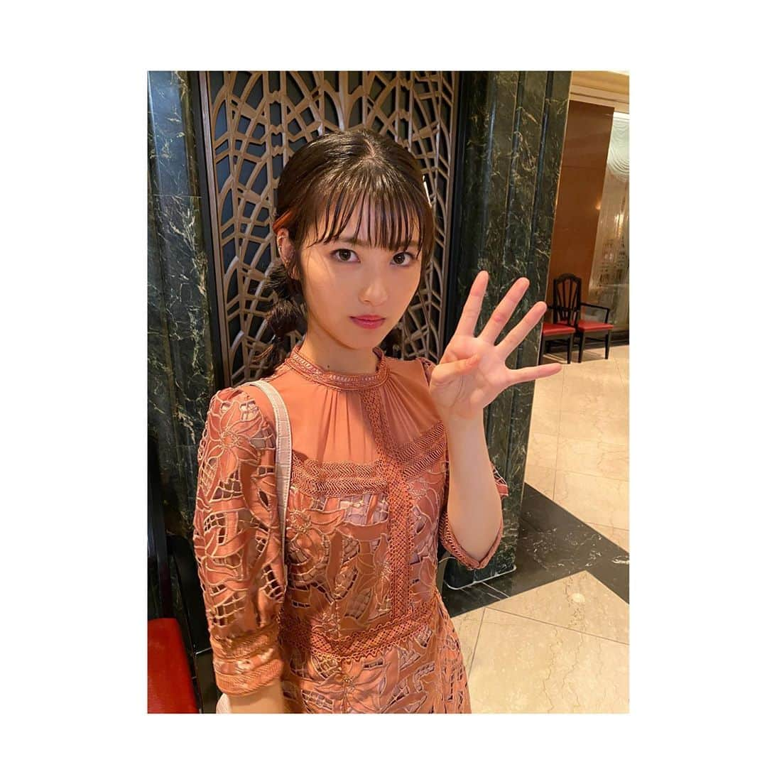 浜辺美波さんのインスタグラム写真 - (浜辺美波Instagram)「今夜22時からは!! 『タリオ~復讐代行の2人~』第4話🐝 NHKにて!  今回の依頼は パパ活でお金を盗んだ男性への復讐!! でもそこには複雑な事情が🐝  そのパパ活の調査で 真実ちゃん、おめかしして出掛けてきました🐝 あのシーンすごく楽しかったです🐝  今回の復讐劇もぜひ🐝 私も今日はリアタイしたいです」10月30日 19時49分 - minami_hamabe.official