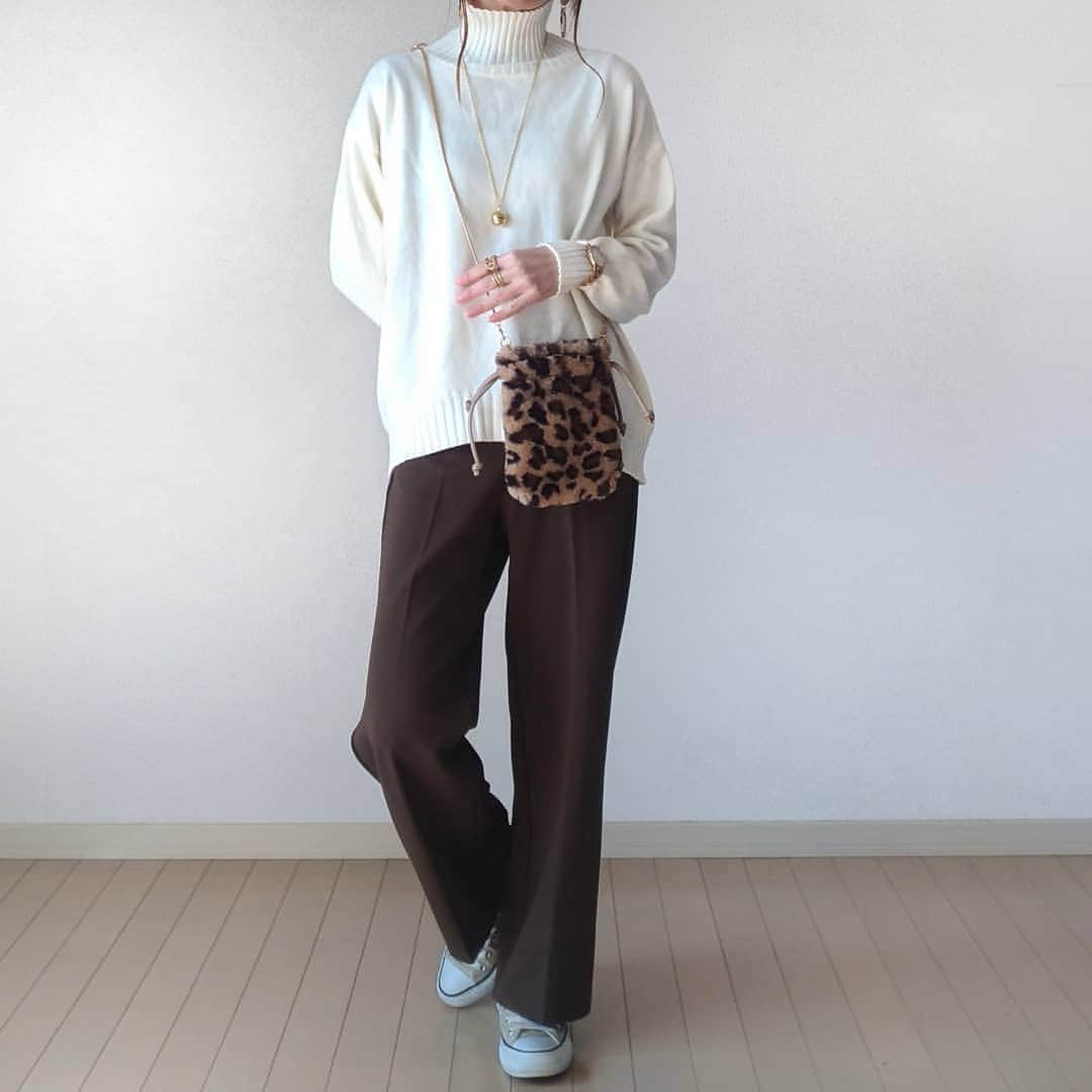 Ako Akoさんのインスタグラム写真 - (Ako AkoInstagram)「♡ #GU のコーデュロイワンピ スタンドカラーでタートルとも相性よし♡ 　 　 何度か登場してるコンパクトで使いやすいタートルは、@arco_iris.shop もちっとしてあったかいよ♪ インナーに使える◎ ラインの友達追加でクーポンあります✌️ 　 　 　  アウター、パンツ：@gu_global @gu_for_all_ ニット：@arco_iris.shop  バッグ：@miniajp 　 　 　 #アルコイリス #アルコ女子 #タートルニット #PR #gu_for_all #みんなのguコーデ #gu秋コーデ2020 #コーデュロイシャツワンピース #ロングシャツ #カットソーカラースラックス #gu購入品 #スニーカー女子 #コンバース #秋ファッション」10月30日 19時49分 - akokako