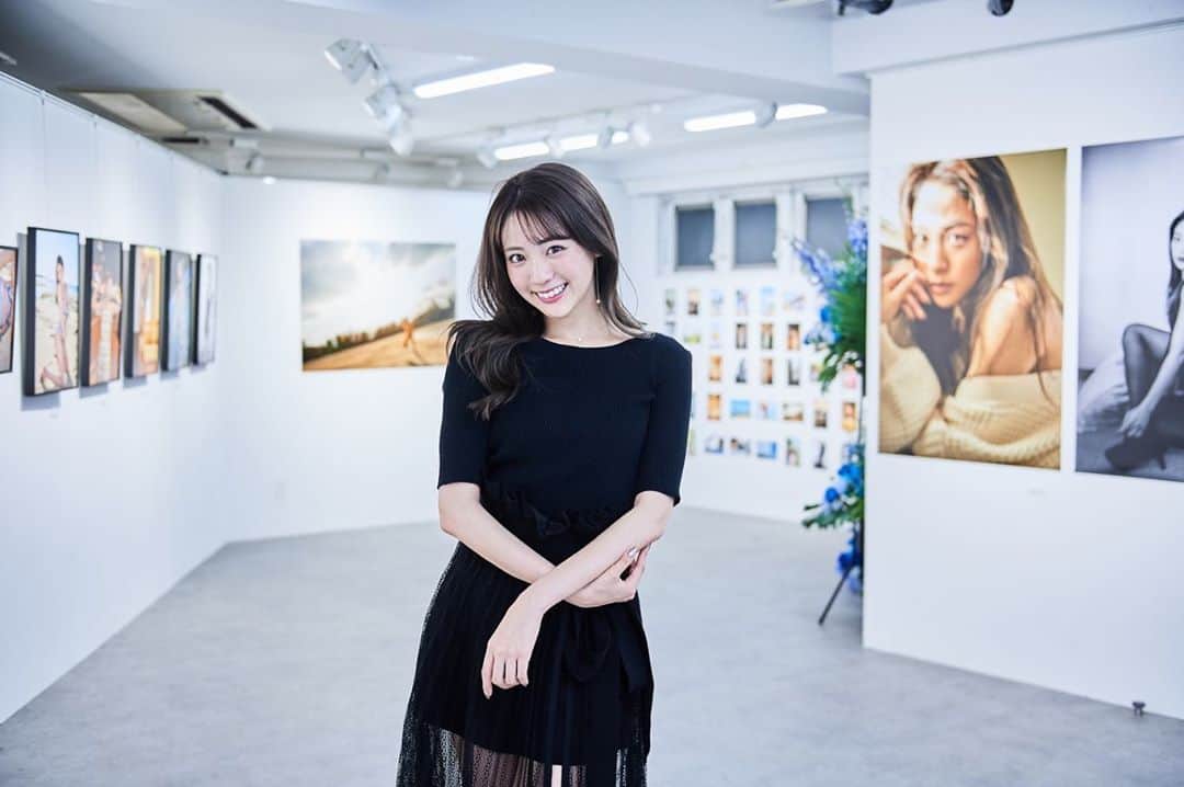 志田友美（ゆうみん）のインスタグラム：「@i_dee_hideakiaraoka × 志田友美 写真展が始まりました🌹やっとだー🤣🤣 10/30〜11/3 原宿のITHギャラリー(入場無料)✔︎ 私は10/31、11/1、11/3に会場にいます❤️ 一緒に2ショットも撮れます🥰 沖縄で撮影してどれもお気に入りの作品なのでぜひ遊びに来てください🔥🔥」
