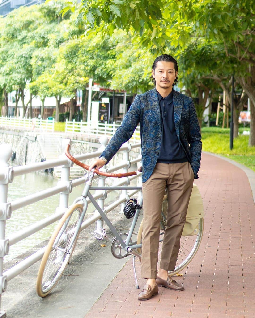 高田朋佳のインスタグラム：「Morning scene. I’m honored to collaborate with @etro “24-hour jacket”. This comfortable jersey jacket that can be worn in any scene features an original pattern by etro.  ———————————————————————— #24hourjacket #etro #エトロ  #dressstyle #elegantstyle #modernclassicstyle #newclassicstyle #fashion #mensfashion #mensdressstyle #suitsstyle #dapperstyle #takadachannel」