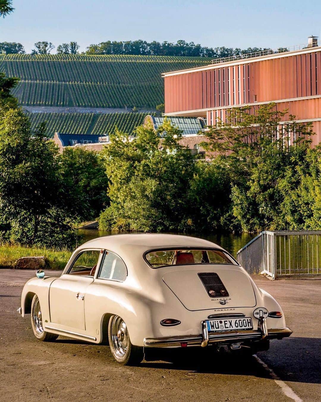 Porscheさんのインスタグラム写真 - (PorscheInstagram)「It’s 30 years since the reunification of East and West Germany. When the Iron Curtain divided Germany, Porsche fans in the Communist part of the country still realised their dreams of owning a sports car - with a little help from Ferry Porsche himself. Head over to Christophorus Magazine for more on this remarkable tale. Link in bio.」10月30日 19時56分 - porsche