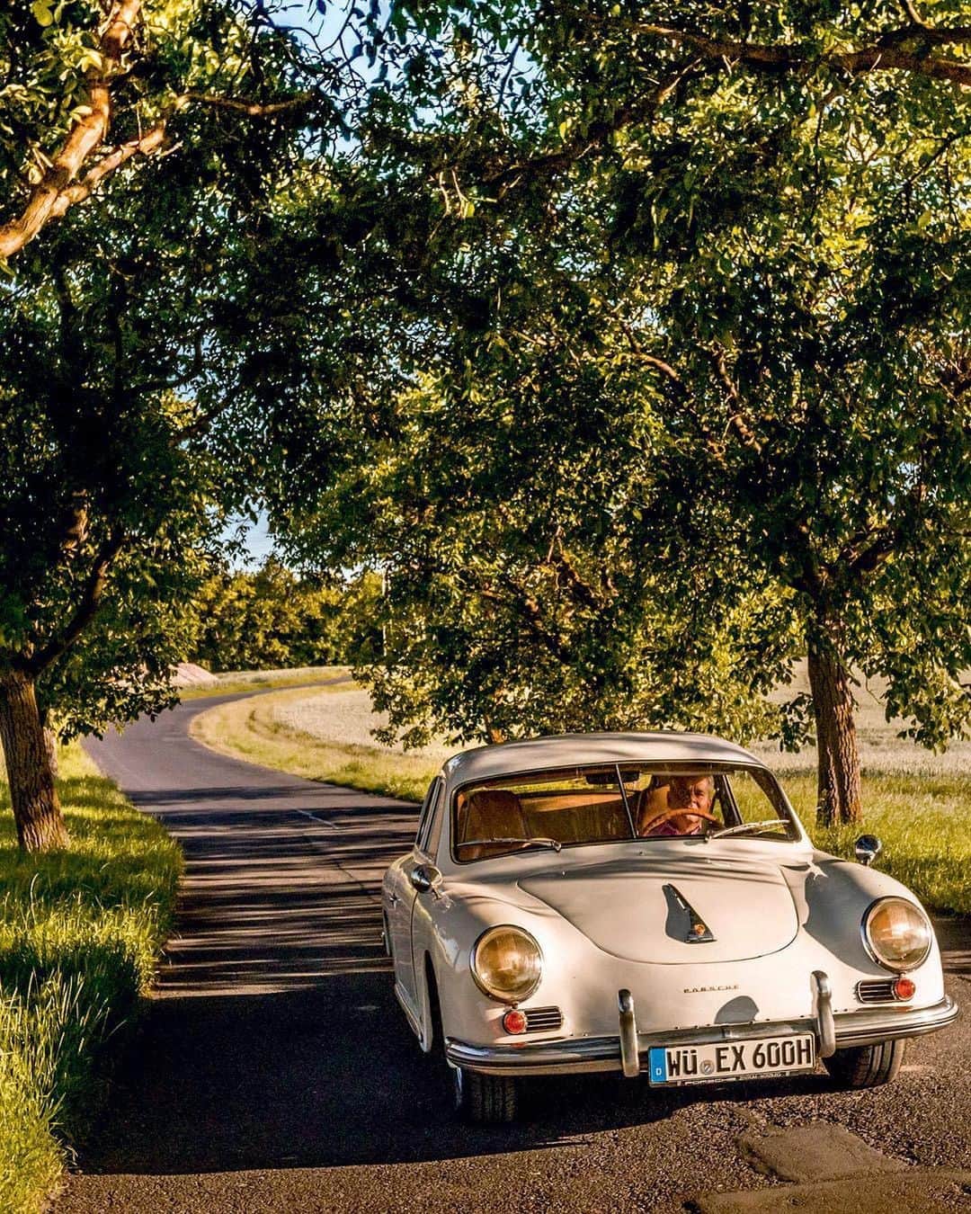 Porscheさんのインスタグラム写真 - (PorscheInstagram)「It’s 30 years since the reunification of East and West Germany. When the Iron Curtain divided Germany, Porsche fans in the Communist part of the country still realised their dreams of owning a sports car - with a little help from Ferry Porsche himself. Head over to Christophorus Magazine for more on this remarkable tale. Link in bio.」10月30日 19時56分 - porsche