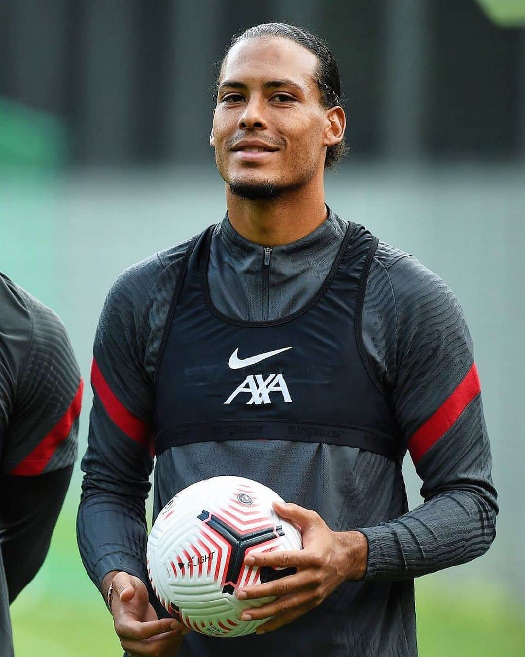 リヴァプールFCさんのインスタグラム写真 - (リヴァプールFCInstagram)「Virgil van Dijk has undergone surgery on the knee ligament injury he sustained earlier this month.   He’ll now focus on the beginning of his rehabilitation with the support of our medical department.  You’ll be back stronger, @virgilvandijk 💪   #LFC #LiverpoolFC #Liverpool #VVD」10月30日 19時58分 - liverpoolfc