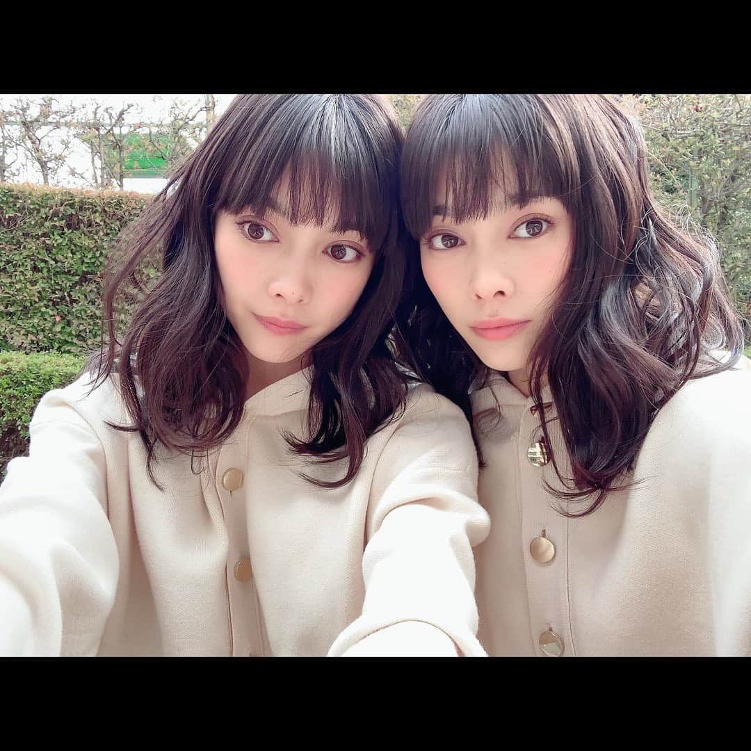 ＹＡＥ【MIO・YAE】のインスタグラム：「4時半起きで早朝からとある撮影でした‼︎面白い撮影だったなぁ。ずっと笑ってたなぁ。解禁されたらお知らせします〜🥳 #双子#MIOYAE#twins」