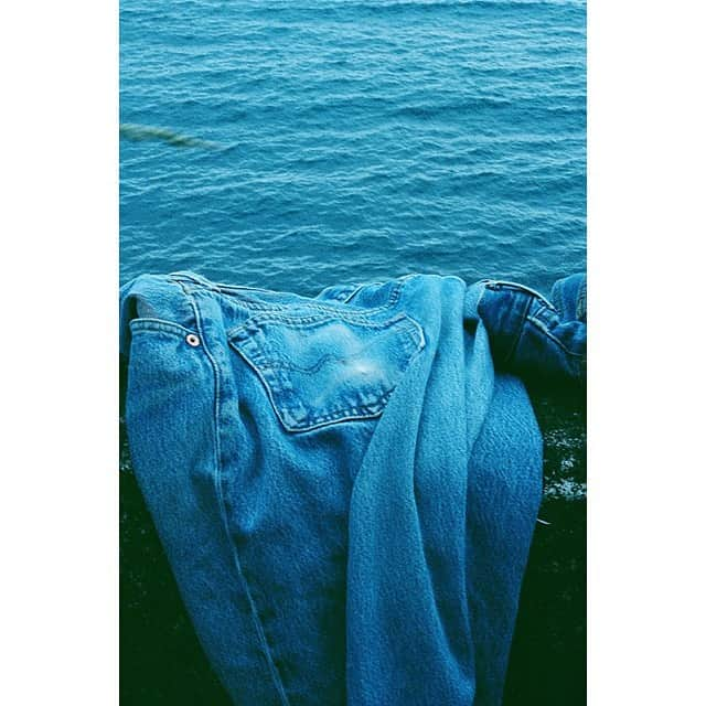 KAIHARA DENIMさんのインスタグラム写真 - (KAIHARA DENIMInstagram)「『デニムを題材に好きなように写真を撮影してください。人に着用してもらっても、静物でもOKです。自由な発想でデニムを表現してください』。そんな依頼を受けて、次世代のフォトグラファーたちは何をどう撮るのか？連載第8回目はフォトグラファーの猪原 悠さんです。  →詳細はトップページのリンクから  #yuinohara #photography #landscape #blueprint #blue #indigo #fashion #kaiharamagazine #kaiharadenim#kaihara #jeans #denim #猪原悠 #フォトグラファー #ランドスケープ #サイアノプリント #ブルー #インディゴ #ファッション #カイハラマガジン #カイハラ #カイハラデニム #ジーンズ #デニム」10月30日 20時00分 - kaihara_denim