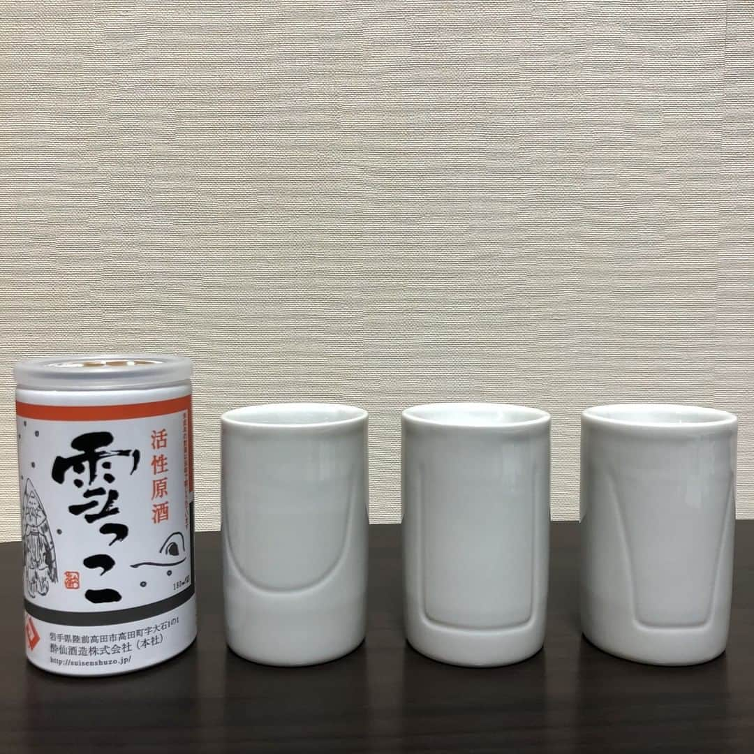 IKKONさんのインスタグラム写真 - (IKKONInstagram)「. 《IKKONで日本酒飲み比べ》  今回飲み比べた日本酒は 【雪っこ　活性原酒】  岩手県陸前高田市の 酔仙酒造で造られたお酒です。 トロリとした口当たりが特徴の濁り酒で、 甘さや香りから甘酒を彷彿とさせます。 しかしながら原酒ということで、 甘味の中にもしっかりとお酒を感じます。  活性原酒とは酵母や酵素が生きたままの 原酒のことを言うそうです。  ◎Round﻿ まろやかな印象 ﻿ ◎Straight﻿ アルコール感が強調される感じ ﻿ ◎Narrow﻿ ﻿喉を通るタイミングで 甘味が濃く感じられる  ﻿ このように1本の日本酒で、 3種類の味わい方ができるのがIKKONです。﻿  是非お気に入りの日本酒で 試してみてくださいね！  詳細は【@ikkon.life】 プロフィールリンクから。  ------------------------------------------- 【IKKONとは】 IKKONとは3種の味わい方が 楽しめるぐい呑みです。  二重焼という大堀相馬焼の特徴と、 その内側の形状を工夫することにより 空気との関わり方が変化。 それによりお酒の味の深みや風味を 楽しみ尽くすことができます。  それぞれの特徴を紹介します。  Round フルーティーな優しい 甘味を味わう  Straight 複雑な味わいをしっかりと 十分に味わう  Narrow 飲む過程で起きる 変化を味わう ------------------------------------------- ﻿ #ikkon #一献 #飲み比べ #呑み比べ  #日本酒飲み比べ #日本酒好き #酒スタグラム  #ポン酒 #sakelover #ポン酒ダグラム  #酒スタグラム #ポン酒タグラム #日本酒部  #日本酒が好き #日本酒らぶ #日本酒で乾杯  #日本酒飲もう #日本酒好きとつながりたい  #日本酒飲みたい #利酒  #日本酒好きな人と繋がりたい #日本酒男子  #日本酒女子 #日本酒大好き #sakelovers  #岩手の酒 #濁り酒 #雪っこ #酔仙酒造 #冬酒」10月30日 20時00分 - ikkon.life