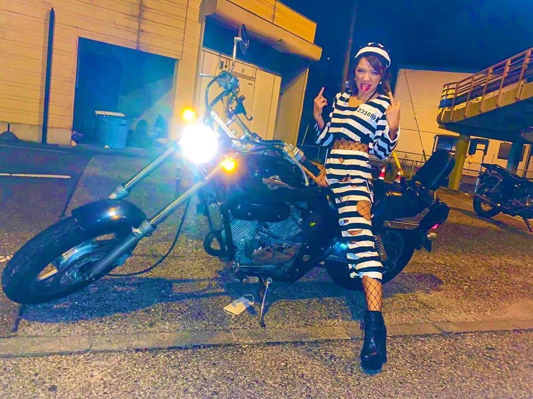 のインスタグラム：「💀👻😈🎃💜 ． H🎃A👻L🎃L👻O🎃W👻E🎃E👻N ． とりま去年の載せとく🔥💫 この日確か寒かったんだけど バイクにまたがって良かった😂⚡️ ． ． #halloween #halloweencostume #halloween2020 #shibuya #tokoyo #japan #bike #awsome #americanbike #magna250 #vtwinmagna  #honda  #bikephoto #bikegirl  #girlsbiker #bikelife #mood #instagood  #swag #ハロウィン  #ハロウィンコスプレ #マグナ250 #バイク #バイク女子 #アメリカンバイク  #バイクのある風景 #バイクのある生活 #イケイケのイケ #すきすきのすき❤️ #2020インスタがんばる」