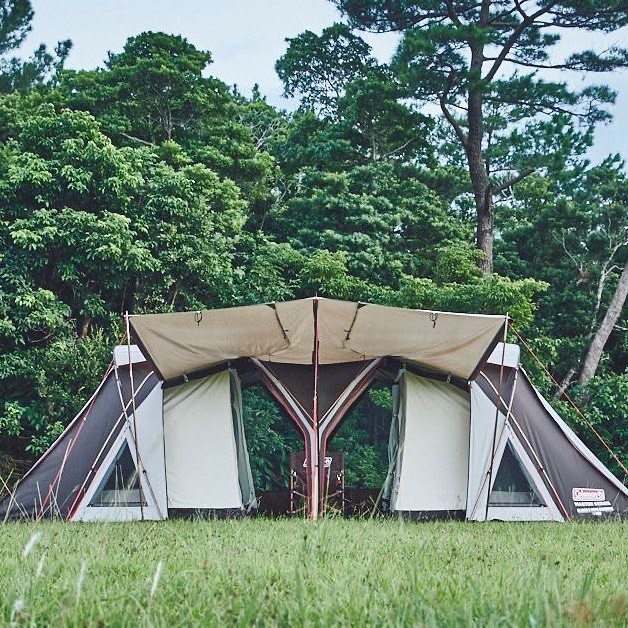 Coleman Japanのインスタグラム：「【圧倒的な解放感を実現🏕】 ・ コールマン最高峰フラッグシップモデル「マスターシリーズ」の中でも、もっとも大きい2ルームテント「4Sワイド2ルームコクーンⅢ」。 ・ 空間を最大化させるフォルム設計がみんなを包み込むような広さを実現し、圧倒的な解放感で家族、仲間たちと贅沢な空間で過ごせます✨ ・ ・ ・ #灯そうColeman #灯そうコールマン #灯そう #Coleman #コールマン #Tent #テント #コールマンテント #Camp #キャンプ #Outdoor #アウトドア #ウェザーマスター #マスターシリーズ #秋冬キャンプ #4Sワイド2ルームコクーン」