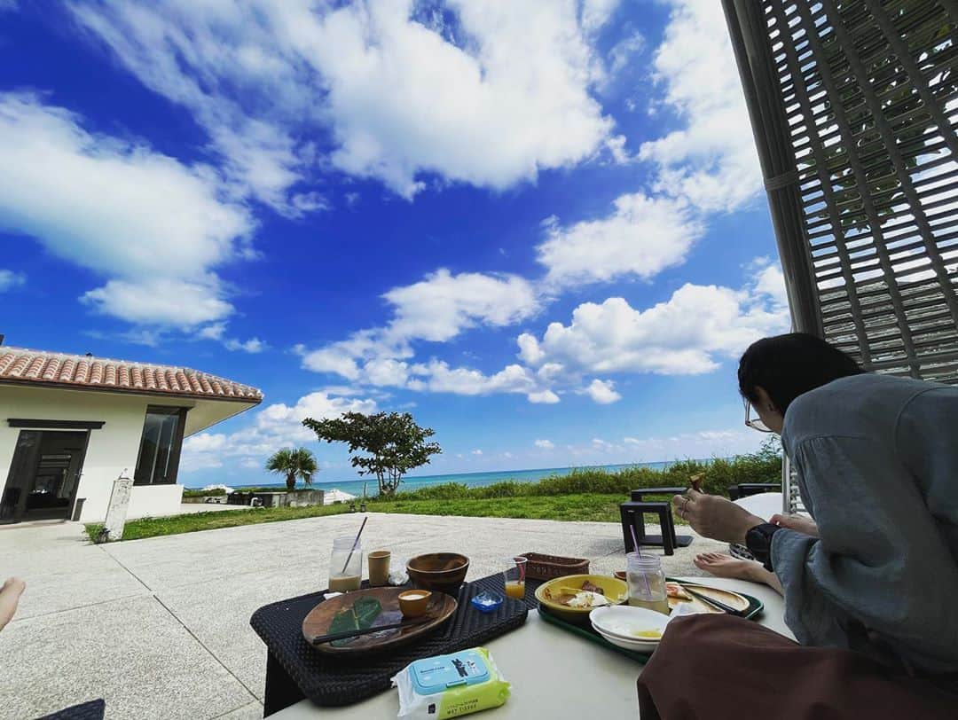 氷浦紫さんのインスタグラム写真 - (氷浦紫Instagram)「#振り返り投稿  この日は暑かったけど息子ちんも寝ちゃったので外にある横になれる席に移動させてもらって食べた。  海が見えるし空は青いし、めっちゃ気持ちよかったなぁ〜  もうすでに行きたい沖縄…（笑） #沖縄旅行#島巡り#島島小浜島#beachlunch#FamilyMarttime」10月30日 20時07分 - yukalihiula