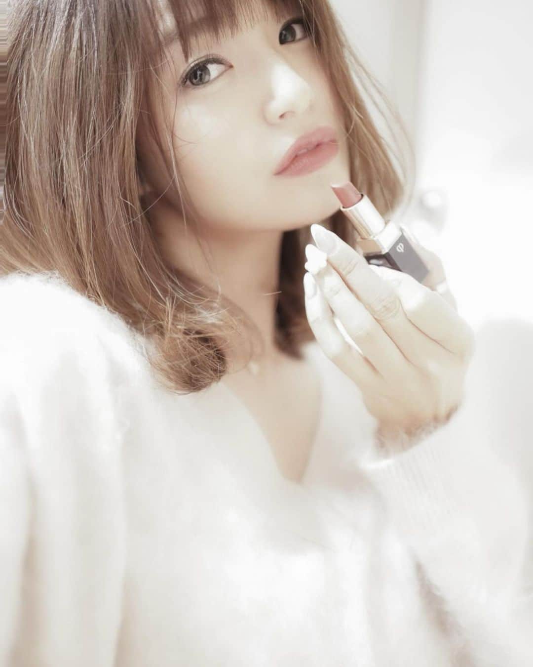 のインスタグラム：「@cledepeaubeaute の ルージュアレーブル カシミア105番フラワーパワー✖️ @chaos_tokyo.jp のカシミアニット  ちなみに　@chaos_tokyo.jp  というブランド 最近見つけたんだけどね、とてもすきです。 シンプル、上質、大人っぽくて上品..みたいな  #cashmere #chaos #cledepeaubeaute #makeup  #tops #fashion  #likes #model ##knit  #photography  #monochrome  #ファッション　#白　#カシミア好き　#ニット　#大人コーデ　#お気に入り　#モデル　#白黒　#メイクアップ　#口紅　#クレドポーボーテ  #コスメ　#カオス」