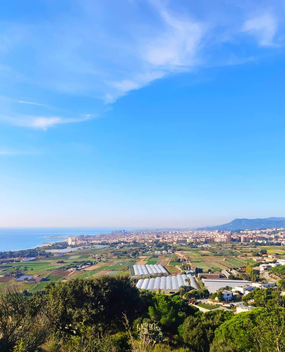 ガリア・ドボラクさんのインスタグラム写真 - (ガリア・ドボラクInstagram)「Petita excursió sense sortir del terme municipal:  20° i solazo ☀️⛰️🏝️🏜️ #maresmeconfinatitropical🌴」10月30日 20時08分 - galiadvorak