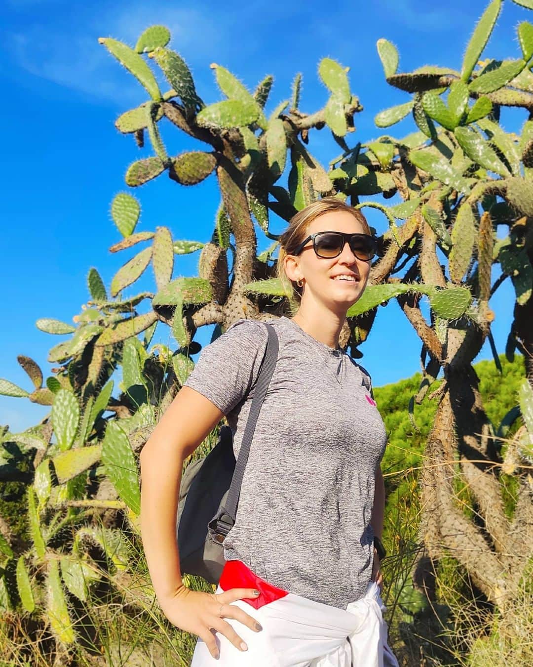 ガリア・ドボラクのインスタグラム：「Petita excursió sense sortir del terme municipal:  20° i solazo ☀️⛰️🏝️🏜️ #maresmeconfinatitropical🌴」