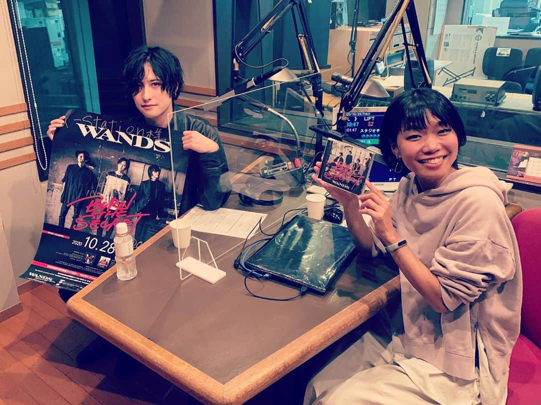 WANDSさんのインスタグラム写真 - (WANDSInstagram)「昨日、e-radio「キャッチ！」と、α-station「LIFT」に、上原が生出演しました！ 聞いている皆さまは顔が見えない分、声に全集中！になったと思いますがいかがでしたか？  α-station「LIFT」の出演冒頭部分、さすが関西！DJの眞﨑さんとても楽しい方でした。 また、e-radio「キャッチ！」ではプレゼント用に、だきたかマグカップにサインを入れさせていただきました。  ‪11月‬もラジオやTVも続きますので、要チェックです！  #WANDS  #第5期  #上原大史  #柴崎浩  #木村真也 #BURNTHESECRET #発売日 #WANDSNewAL #配信ライブ #関西ラジオ出演 #α-station #e-radio #MBSラジオ #全集中 #ギャップ萌え〜」10月30日 20時08分 - wands_official