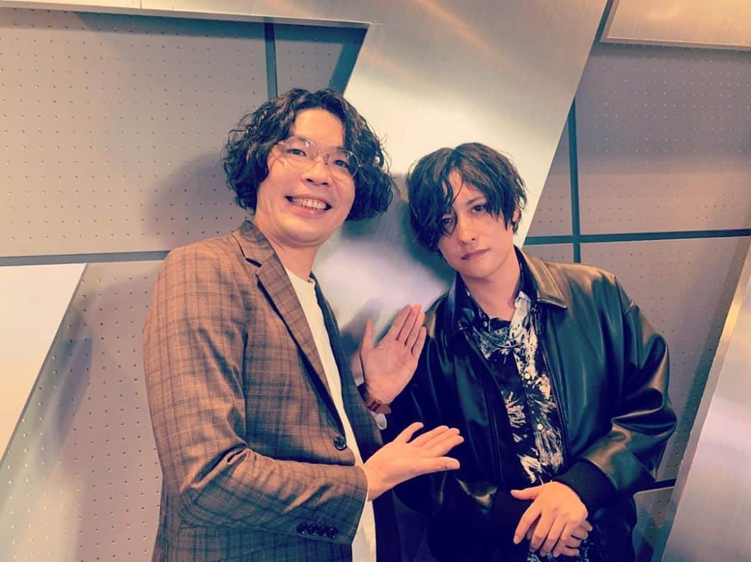 WANDSさんのインスタグラム写真 - (WANDSInstagram)「昨日、e-radio「キャッチ！」と、α-station「LIFT」に、上原が生出演しました！ 聞いている皆さまは顔が見えない分、声に全集中！になったと思いますがいかがでしたか？  α-station「LIFT」の出演冒頭部分、さすが関西！DJの眞﨑さんとても楽しい方でした。 また、e-radio「キャッチ！」ではプレゼント用に、だきたかマグカップにサインを入れさせていただきました。  ‪11月‬もラジオやTVも続きますので、要チェックです！  #WANDS  #第5期  #上原大史  #柴崎浩  #木村真也 #BURNTHESECRET #発売日 #WANDSNewAL #配信ライブ #関西ラジオ出演 #α-station #e-radio #MBSラジオ #全集中 #ギャップ萌え〜」10月30日 20時08分 - wands_official