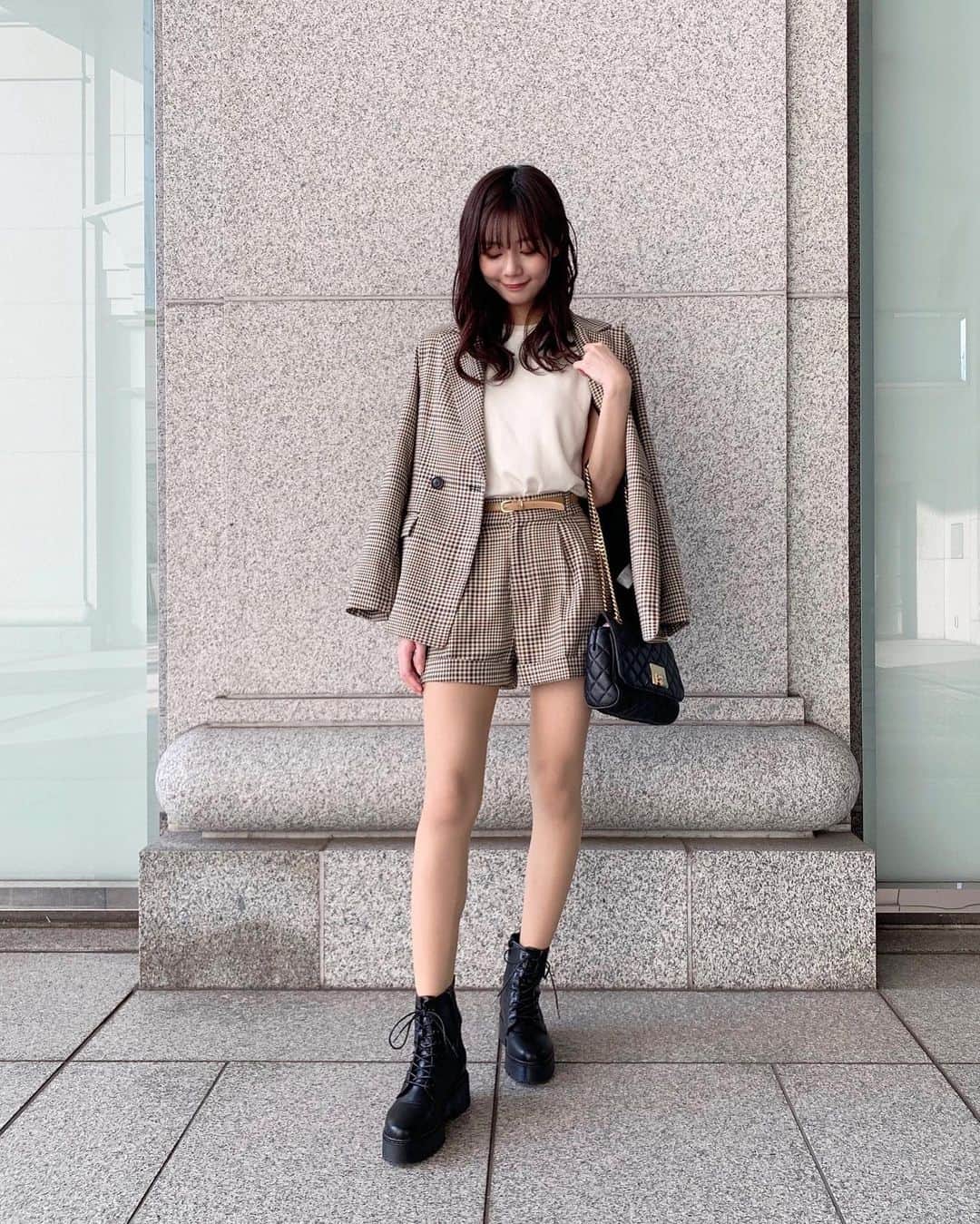 杉浦みずきのインスタグラム：「. 結構前 もうショーパンは寒いよ〜 てかめったに履かんよ〜😦笑 今日寒すぎ！！ ・ ・ #ootd #私服 #秋服 #セットアップ #チェックジャケット」