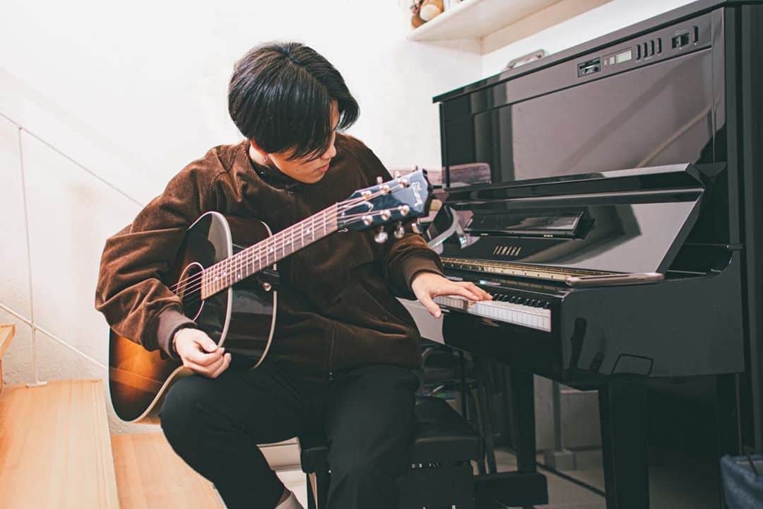 舟津真翔さんのインスタグラム写真 - (舟津真翔Instagram)「ギターとピアノ行ったり来たりして曲作ってる」10月30日 20時11分 - _0709mf