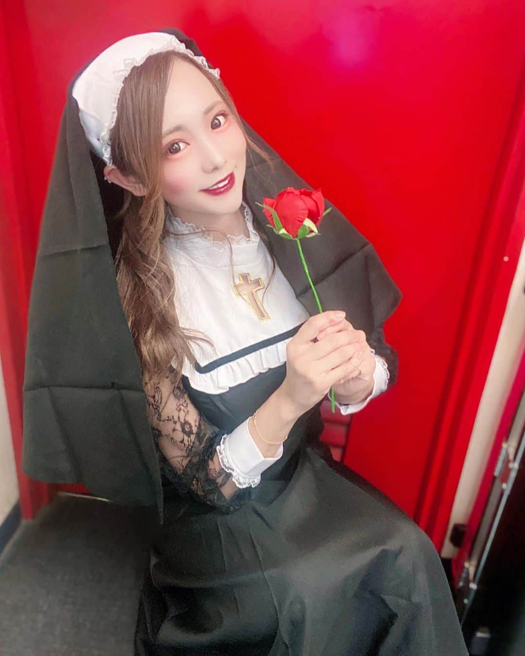 のインスタグラム：「今年のHalloween 第一弾はシスター✝️をやったけど、 シスターってなに？って感じだった(笑) . . なぜか杏奈は インチキ占い師みたい！って言われましたw . . . アイメイクもリップも赤、紫系にしたのだ💜 . . 明日明後日も仮装してハロウィンライブです🎤 楽しみ〜！！！ . .  #Halloween #cosplay #ハロウィン #ハロウィーン #コスプレ #ライブ #仮装 #シスター #sister #シスターコスプレ #ハロウィンコスプレ #ハロウィンメイク #前髪分け #レース #教会 #instagood #likeforlikes #followme」