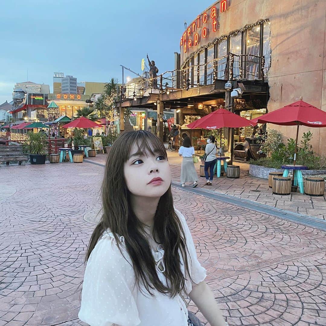 宮里莉羅のインスタグラム：「だんだん寒くなってきて、 冬を感じる事が多くなってきました。 ちょっと夏が恋しいかも❄️  #アメリカンビレッジ#沖縄観光」