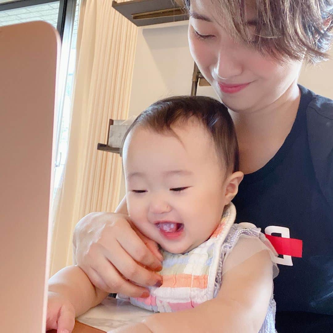 のインスタグラム：「Work Day💻  働くママあるある。  ①よーし！作業やるぞ！と気合いいれた瞬間、だいたいグズる ②ならばと膝の上にのせたが最後。パソコンはおもちゃになる ③結果、パソコン止まる ④時には、データ消える（そういう時に限って自動保存できてない） ⑤うわー！まじかー！！となりやる気なくす。笑  世の中の働くママがこんなに大変だなんて…こういう状況の中でビシバシ仕事してたなんて、当事者になるまで知りませんでした😭  私はちょいちょいやる気なくすので、本当に本当に尊敬します🙇‍♀️  子供を見てもらう方法って、保育園・シッター・家族など様々な選択肢がある中で、時には「子育てを人任せなんてどうなの？」って言う方もいるかもしれないけれど、ママも人だから、世の中にある全ての便利を使いこなして、心も体も健康的に過ごしていけたらいいよね。  #働くママ #ワーキングママ #生後10ヶ月 #令和元年ベビー #女の子ママ #ワーママ #workingmom」