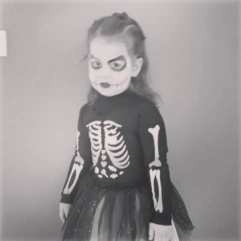ノルベルト・ムラーラ・ネトのインスタグラム：「Te amo muito minha spooky skeleton ❤️❤️❤️」