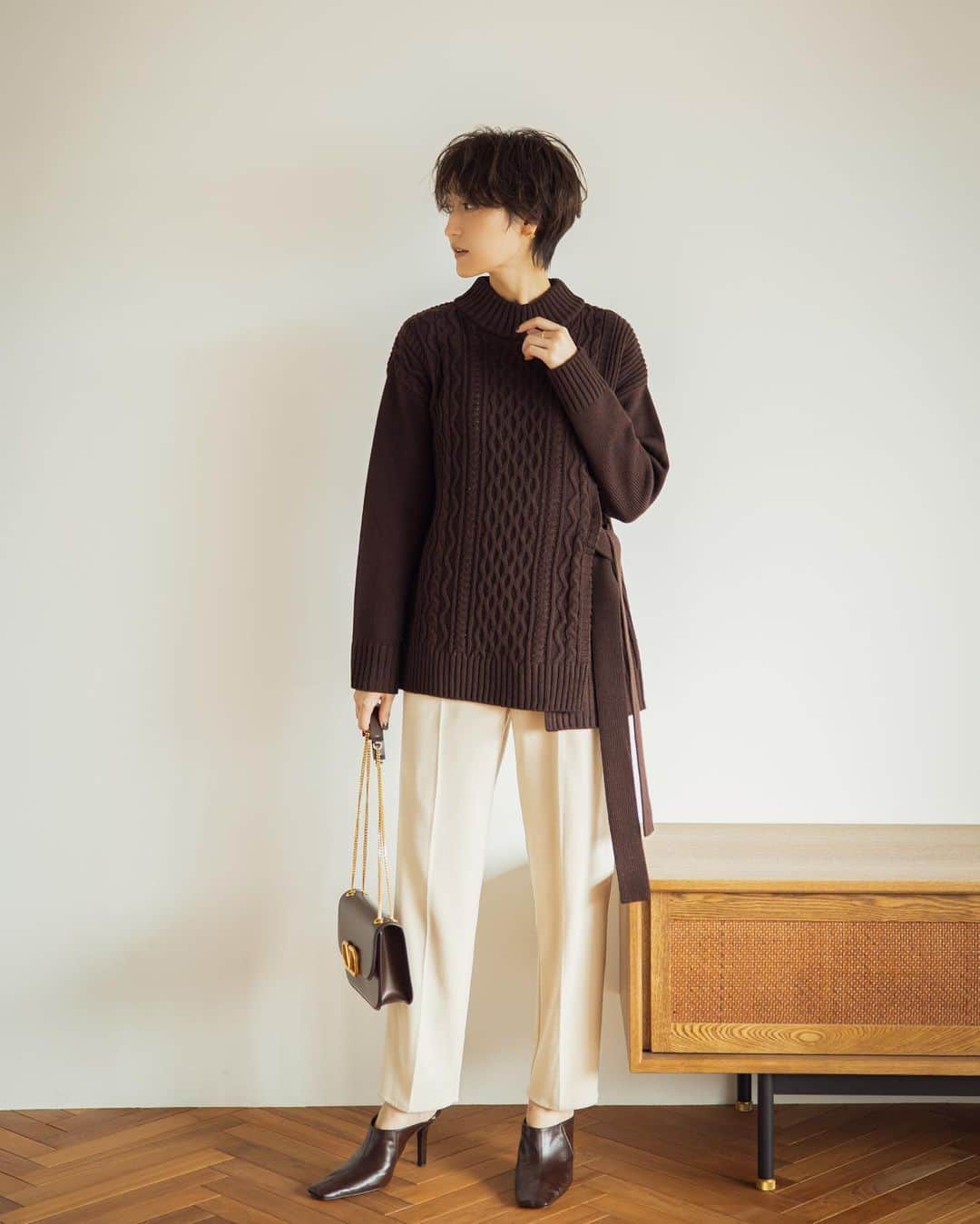 金子麻貴さんのインスタグラム写真 - (金子麻貴Instagram)「10月も終わりますね🎃  先日撮影した @nostalgia_jp のスタイリングページがアップされました。  1枚目のセーターはシンプルだけどリボンみたいに結べるからバックスタイルもさりげなく可愛い✨ちなみに前でも結べます。  キルティングのスカートもカジュアル感がプラスされててすごく可愛かった！ 他にも着回しのきくアイテムばかりでしたので是非ご覧ください💕  #fashion#nostalgiajp#ノスタルジア#シンプルコーデ#プチプラ#ママコーデ#秋コーデ」10月30日 20時17分 - mtmmaki