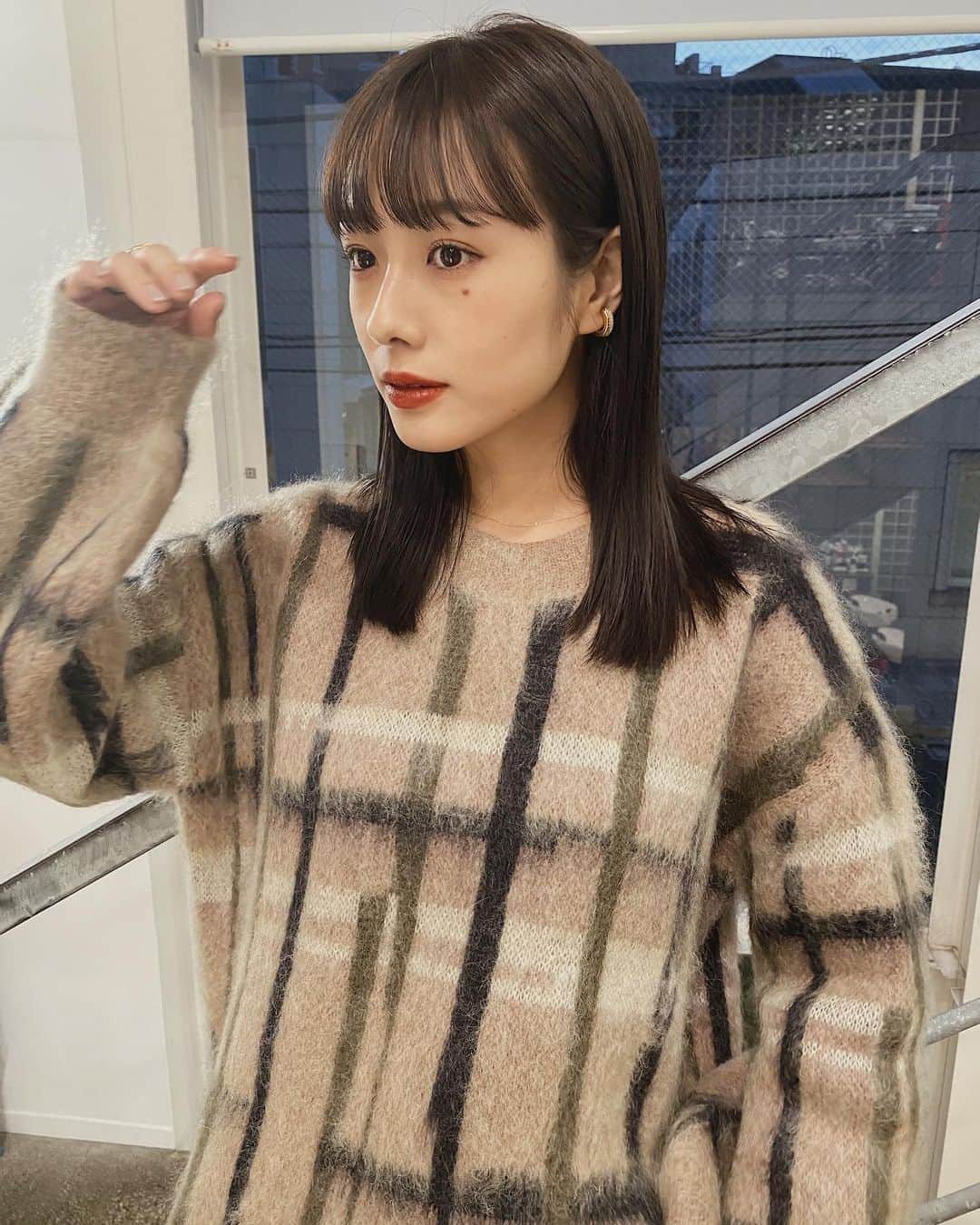 前田希美（まえのん）さんのインスタグラム写真 - (前田希美（まえのん）Instagram)「new hair ♡ またまたワイドバングにしました。 重めのパツッとした感じが 今の気分であり、 トレンドみたいです。  カラーは、珍しくグレー系にしました。 #クリアグレー です。 (後ろから4つはＮＯフィルターなので 色味参考になりますように︎☺︎✌︎︎)  耳にかけるとモードっぽく、 普通に下ろしてるといつもの感じで とってもお気に入り。 セットの仕方で色々できそう！  @keichiito ♡  #shima #shimaharajuku #伊藤恵一  #ワイドバング #秋ヘアカラー #ミディアムロング」10月30日 20時19分 - maeda_nozomi