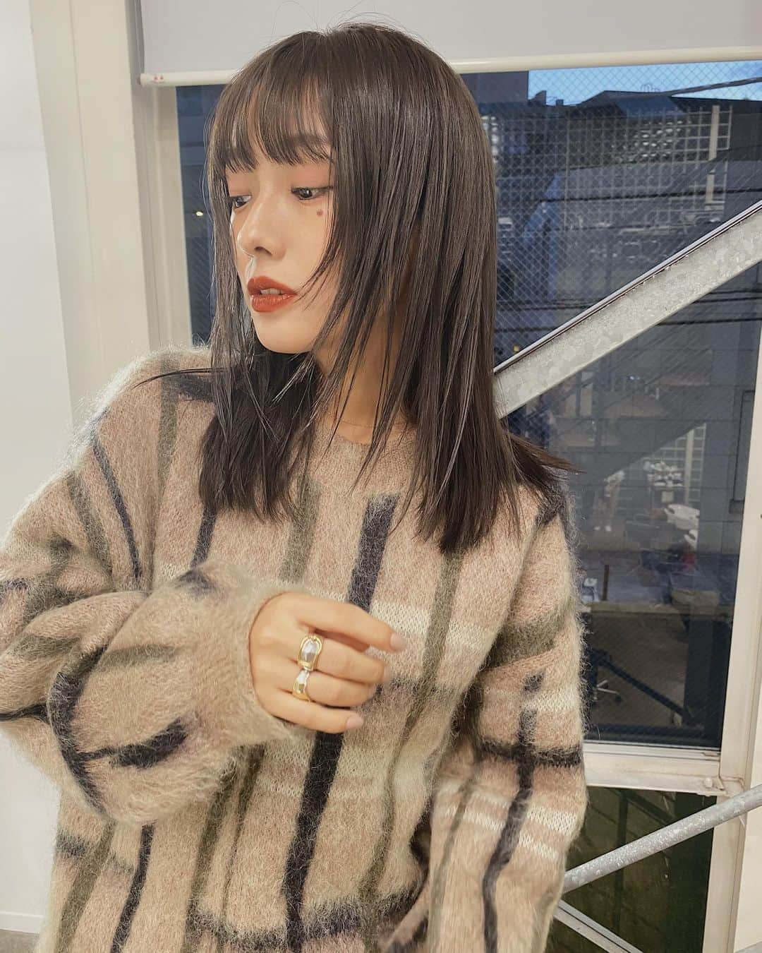 前田希美（まえのん）さんのインスタグラム写真 - (前田希美（まえのん）Instagram)「new hair ♡ またまたワイドバングにしました。 重めのパツッとした感じが 今の気分であり、 トレンドみたいです。  カラーは、珍しくグレー系にしました。 #クリアグレー です。 (後ろから4つはＮＯフィルターなので 色味参考になりますように︎☺︎✌︎︎)  耳にかけるとモードっぽく、 普通に下ろしてるといつもの感じで とってもお気に入り。 セットの仕方で色々できそう！  @keichiito ♡  #shima #shimaharajuku #伊藤恵一  #ワイドバング #秋ヘアカラー #ミディアムロング」10月30日 20時19分 - maeda_nozomi