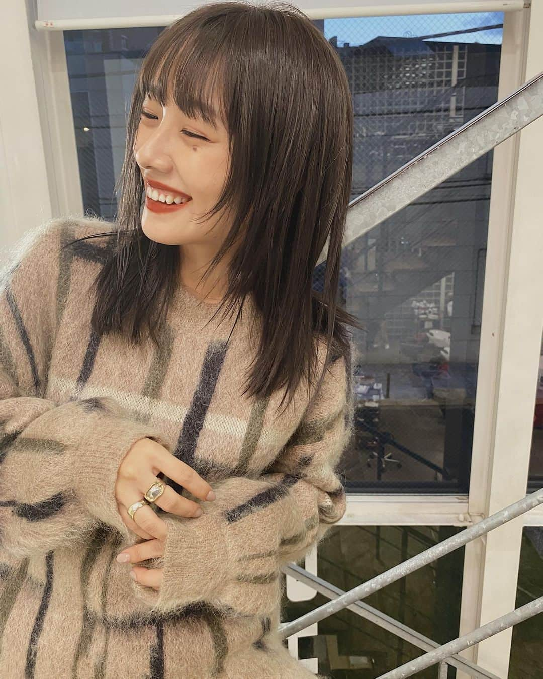 前田希美（まえのん）さんのインスタグラム写真 - (前田希美（まえのん）Instagram)「new hair ♡ またまたワイドバングにしました。 重めのパツッとした感じが 今の気分であり、 トレンドみたいです。  カラーは、珍しくグレー系にしました。 #クリアグレー です。 (後ろから4つはＮＯフィルターなので 色味参考になりますように︎☺︎✌︎︎)  耳にかけるとモードっぽく、 普通に下ろしてるといつもの感じで とってもお気に入り。 セットの仕方で色々できそう！  @keichiito ♡  #shima #shimaharajuku #伊藤恵一  #ワイドバング #秋ヘアカラー #ミディアムロング」10月30日 20時19分 - maeda_nozomi